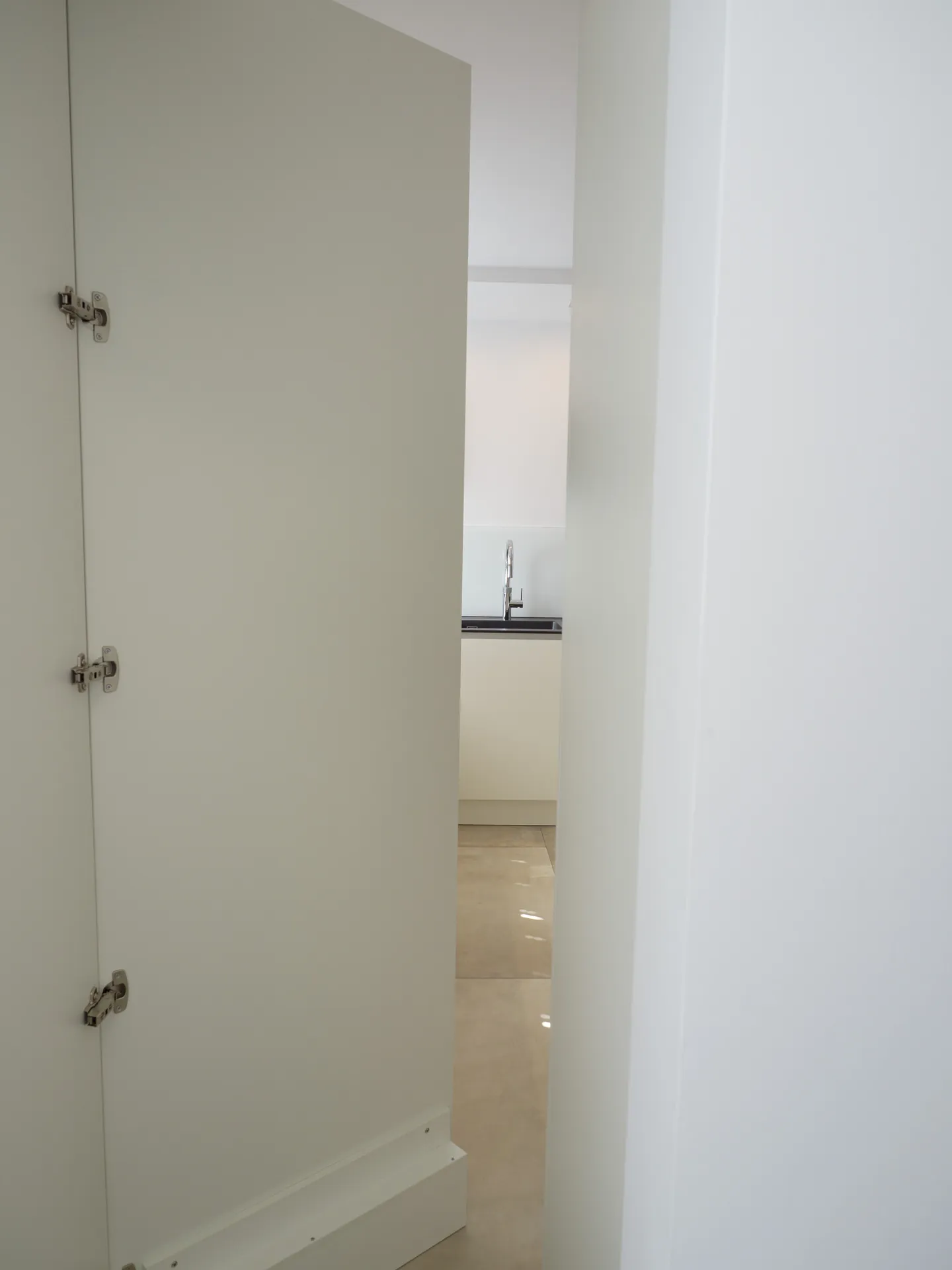 Designküche – Häcker Küche in Weiß Mattlack mit Dekton