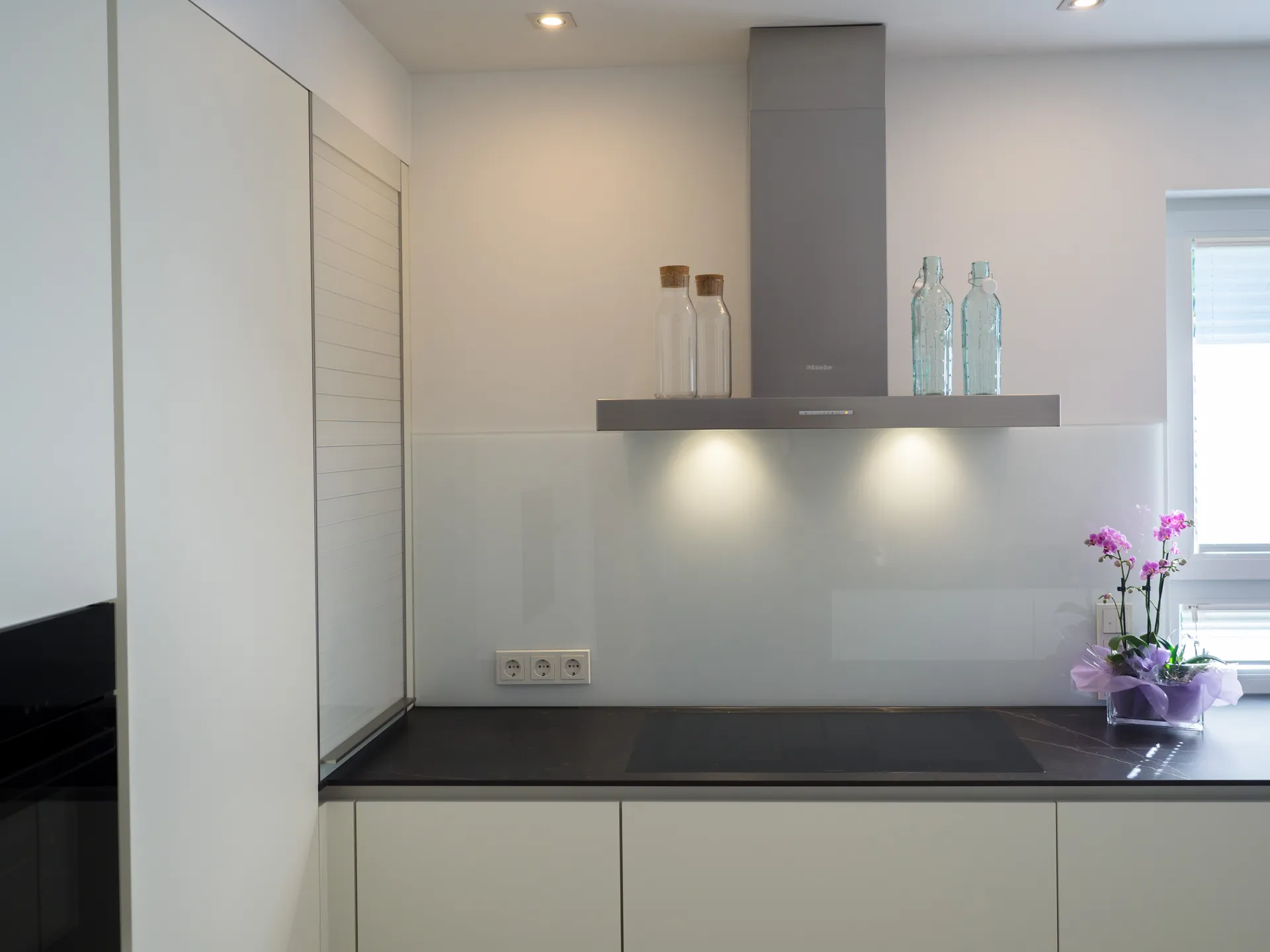 Designküche – Häcker Küche in Weiß Mattlack mit Dekton