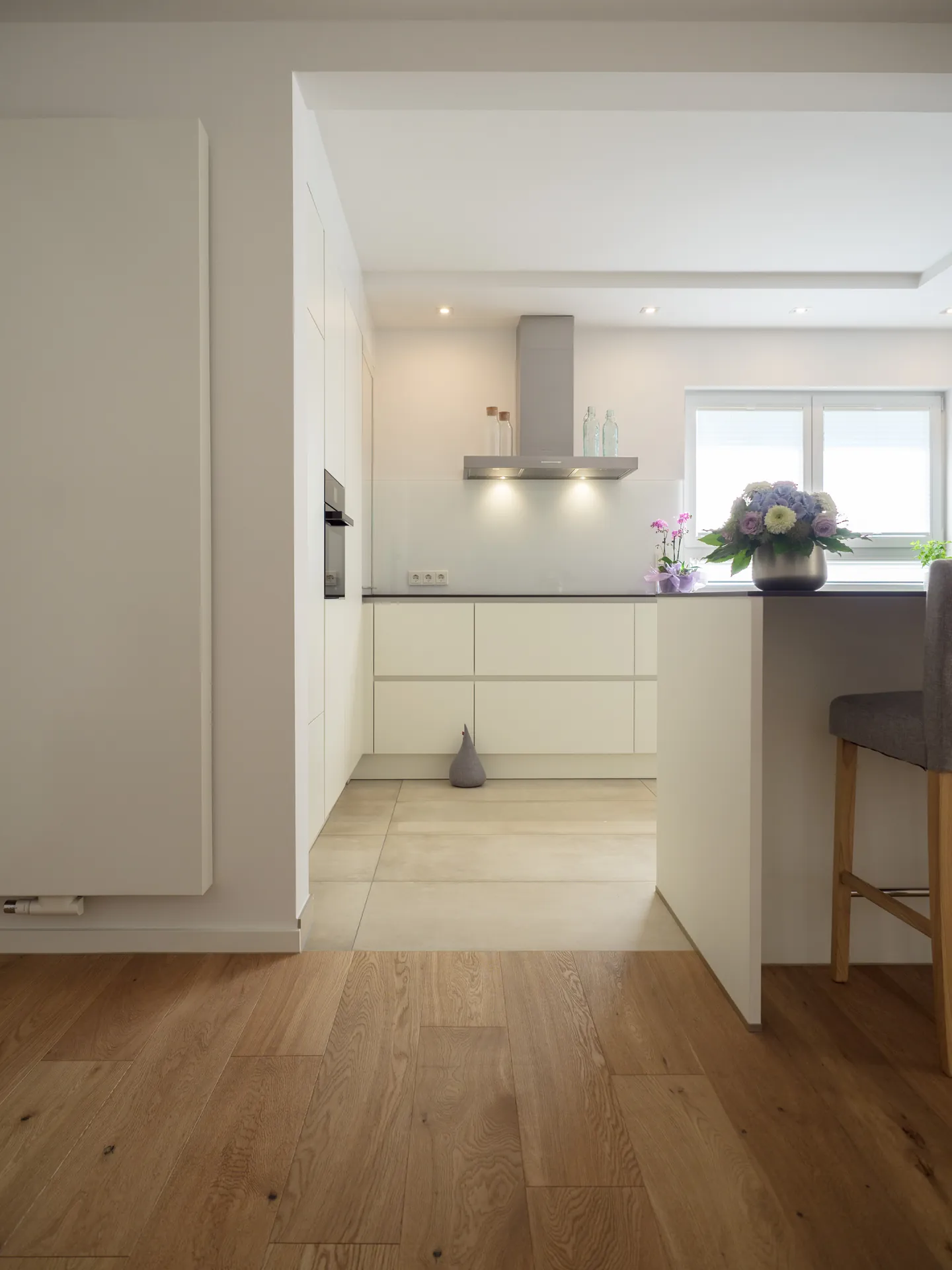 Designküche – Häcker Küche in Weiß Mattlack mit Dekton