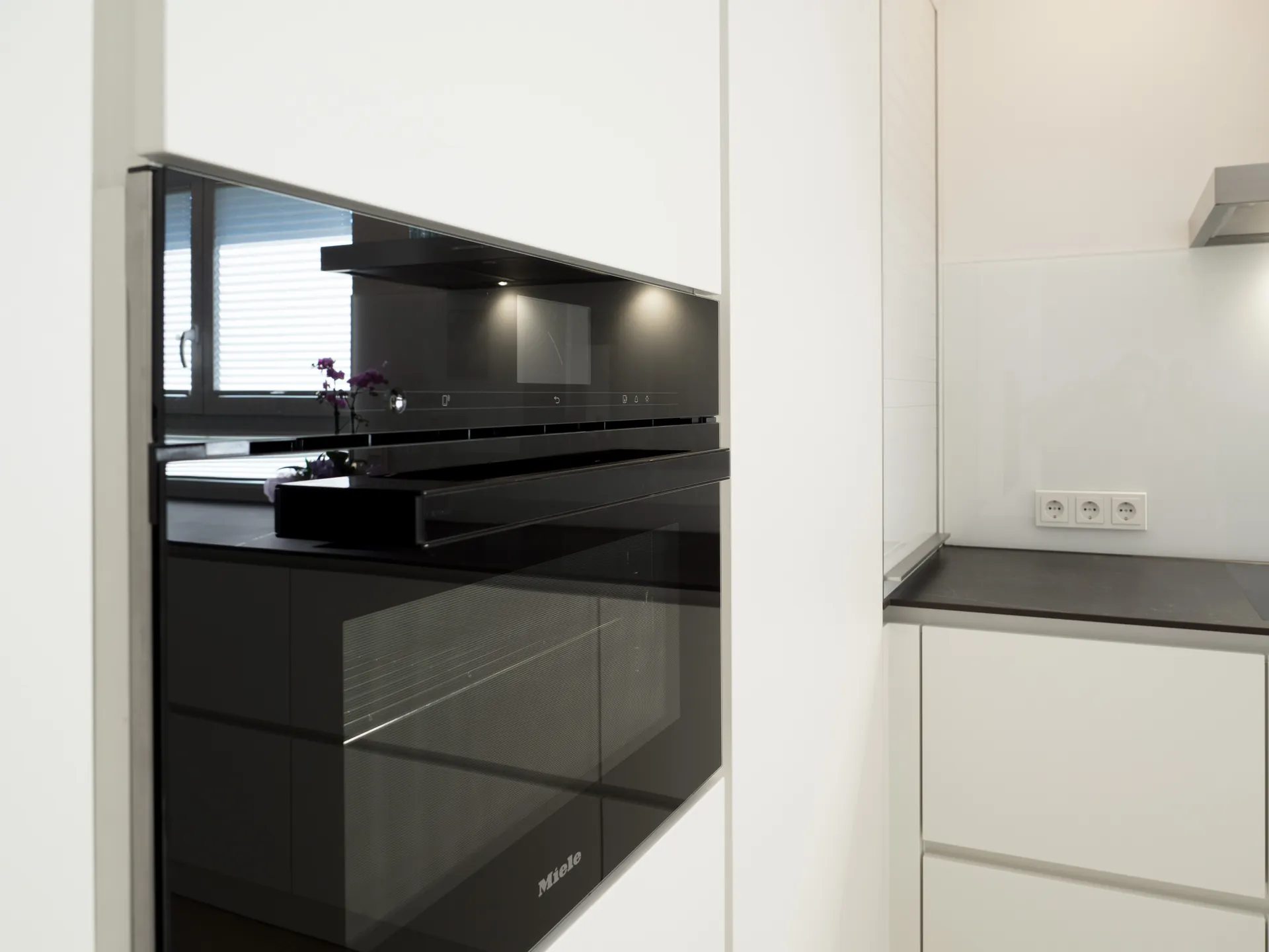 Designküche – Häcker Küche in Weiß Mattlack mit Dekton
