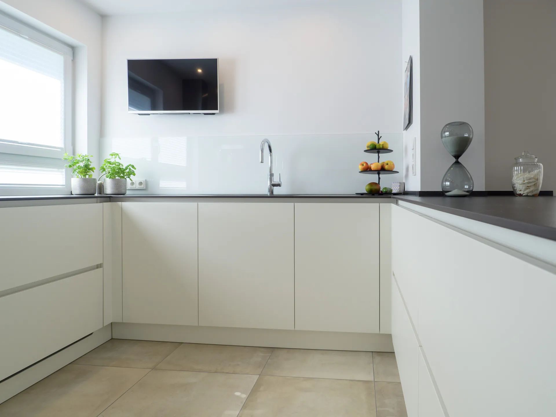 Designküche – Häcker Küche in Weiß Mattlack mit Dekton