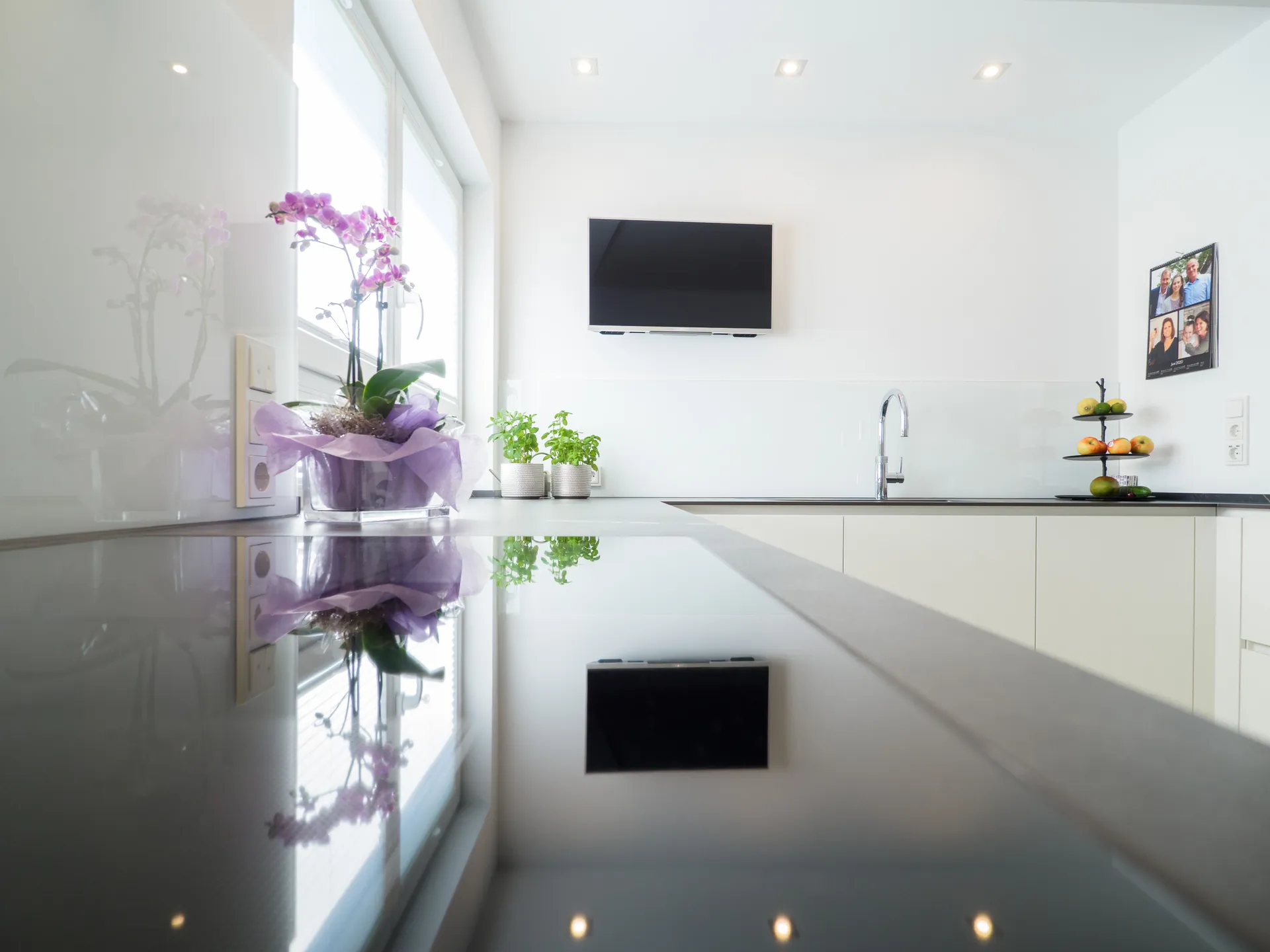 Designküche – Häcker Küche in Weiß Mattlack mit Dekton