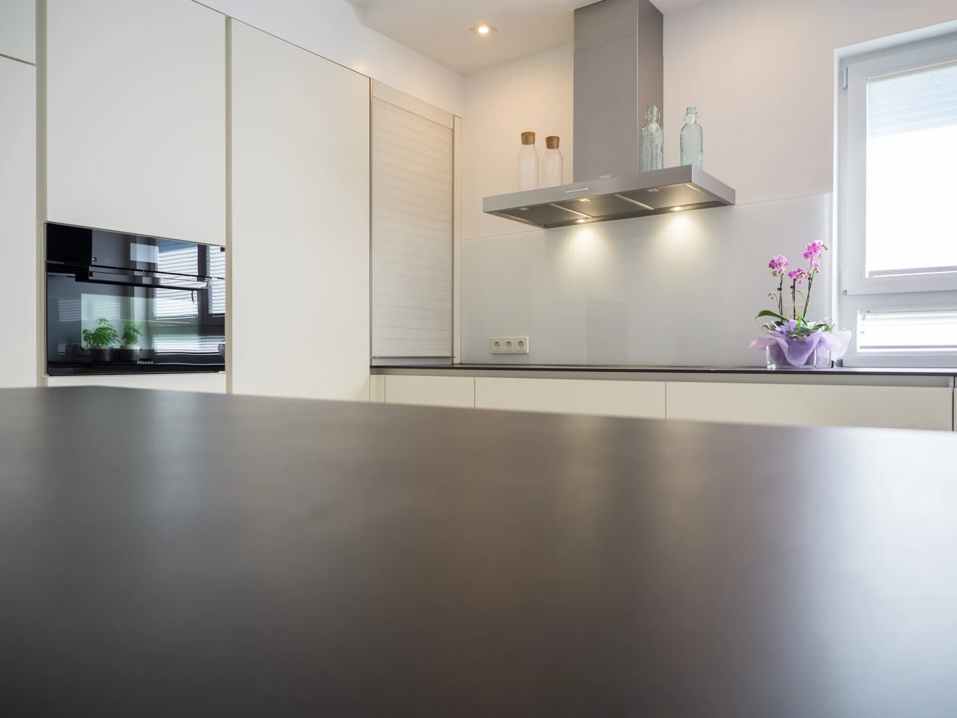Designküche – Häcker Küche in Weiß Mattlack mit Dekton