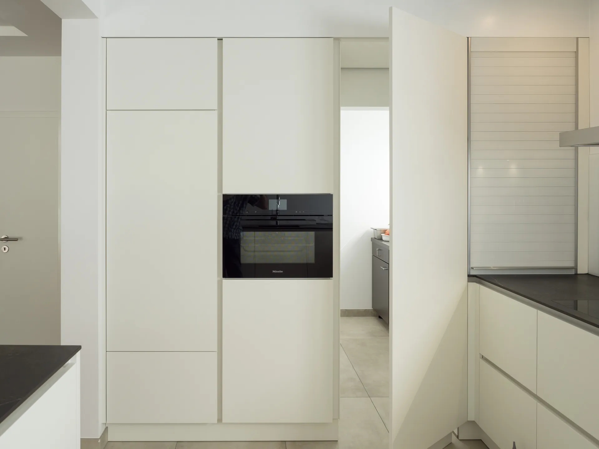 Designküche – Häcker Küche in Weiß Mattlack mit Dekton