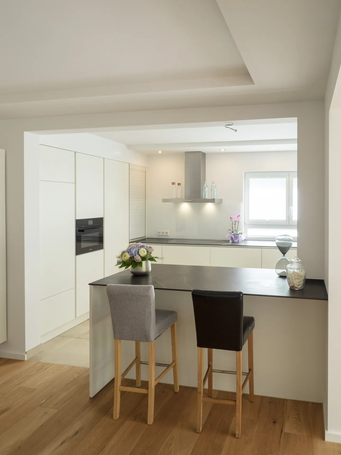Designküche – Häcker Küche in Weiß Mattlack mit Dekton