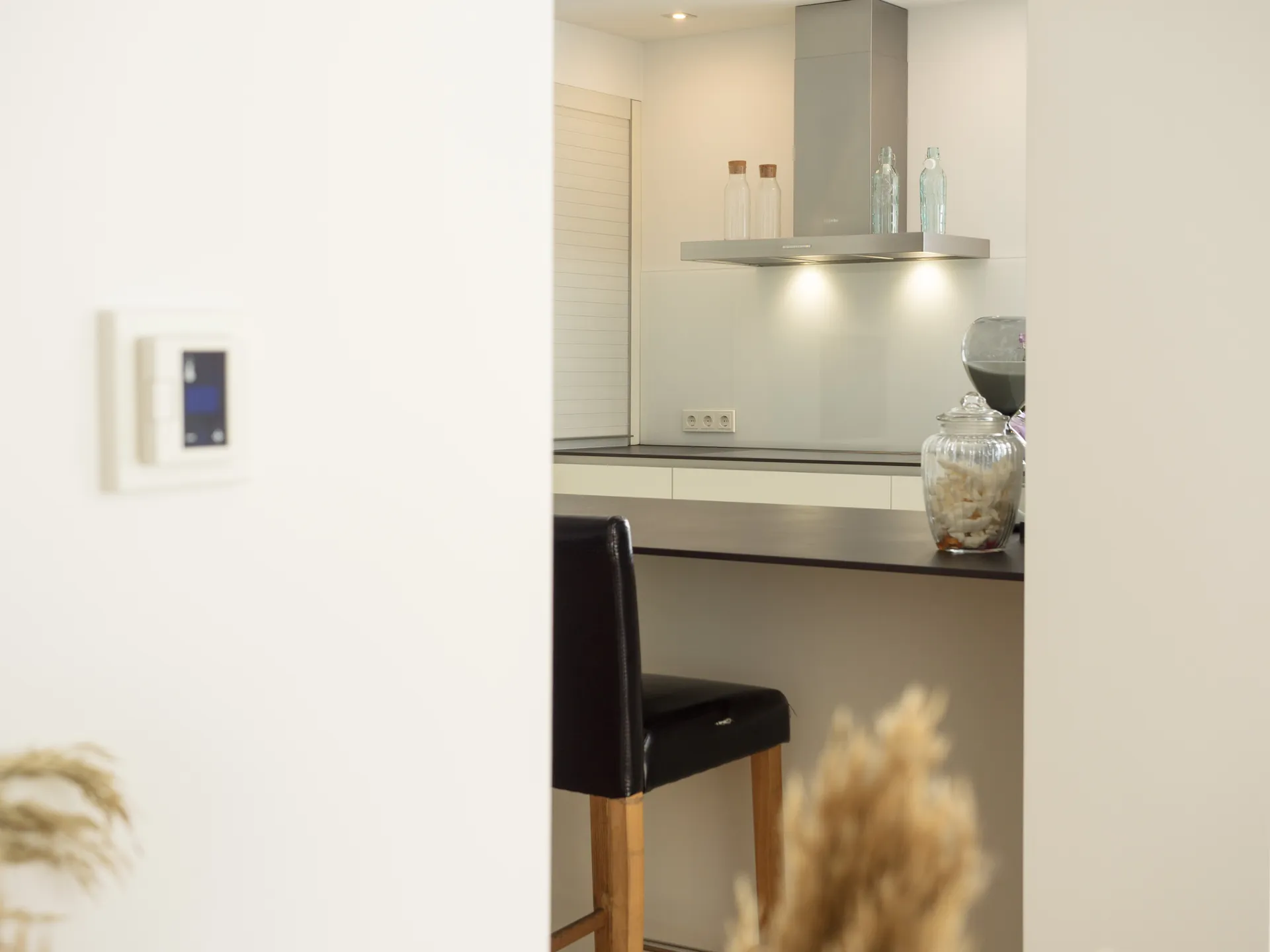 Designküche – Häcker Küche in Weiß Mattlack mit Dekton