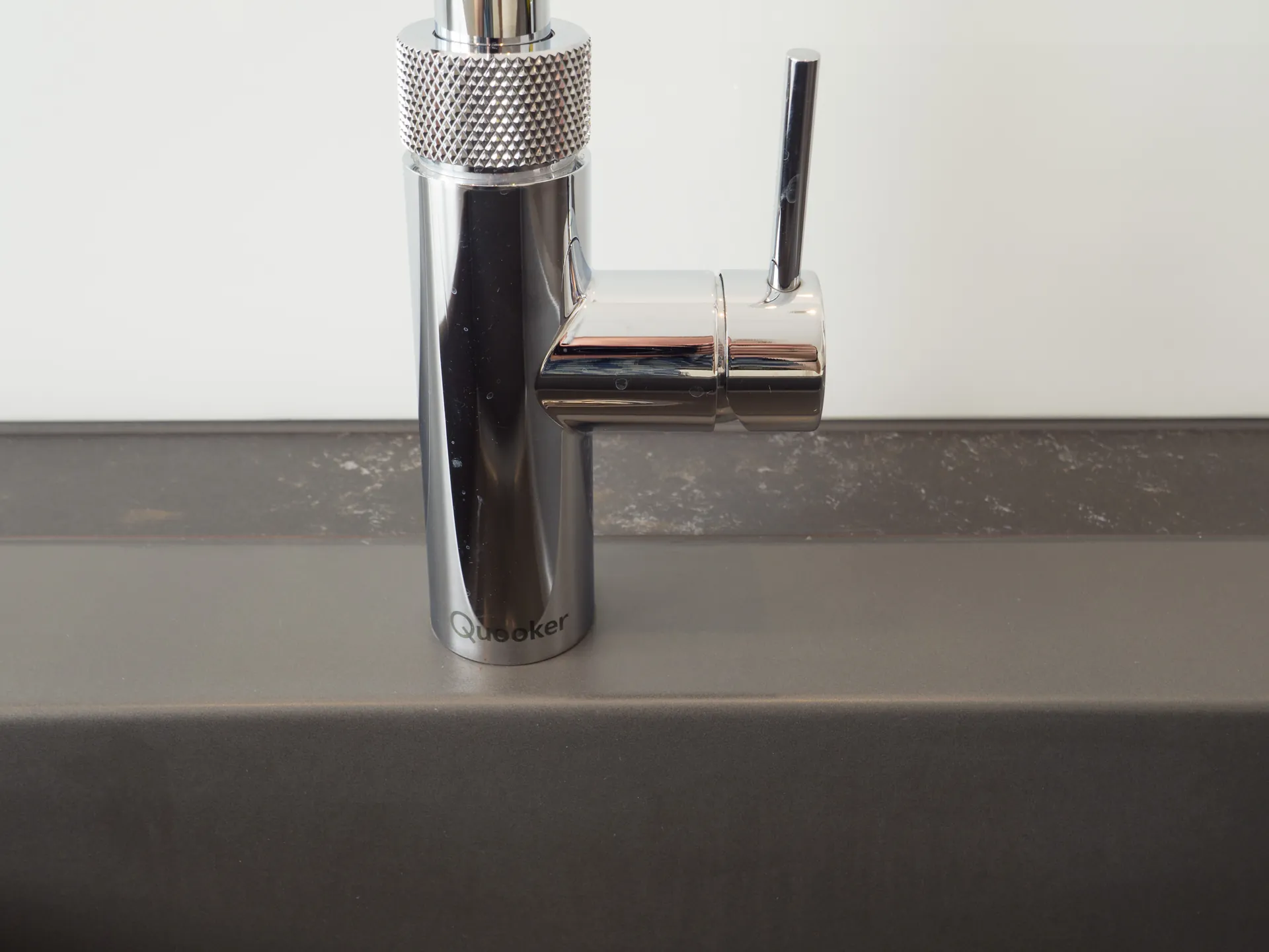 Designküche – Häcker Küche in Weiß Mattlack mit Dekton