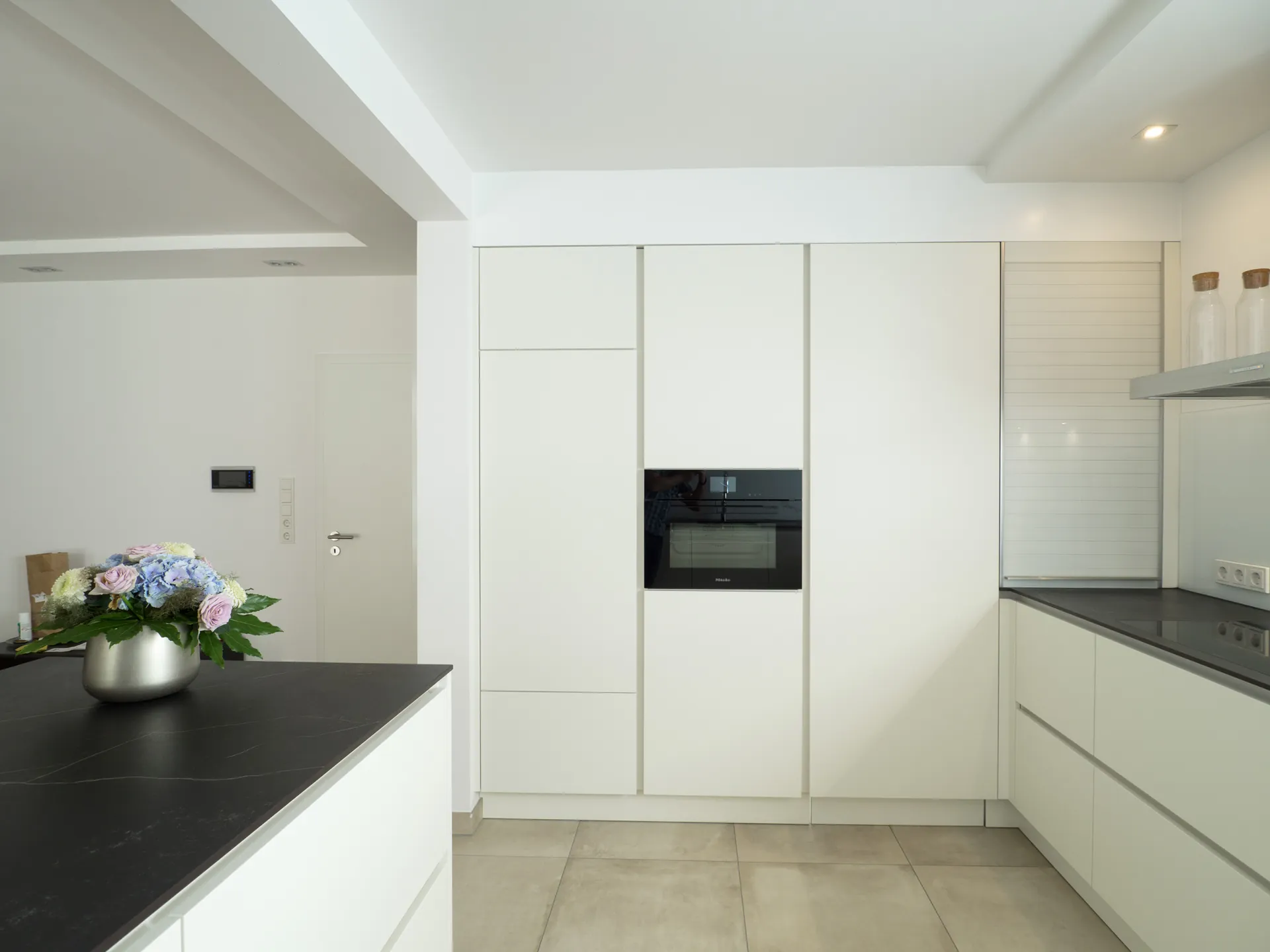 Designküche – Häcker Küche in Weiß Mattlack mit Dekton