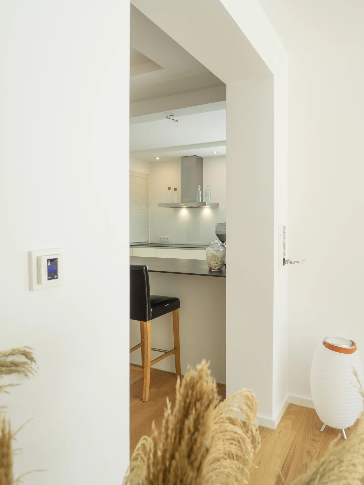 Designküche – Häcker Küche in Weiß Mattlack mit Dekton