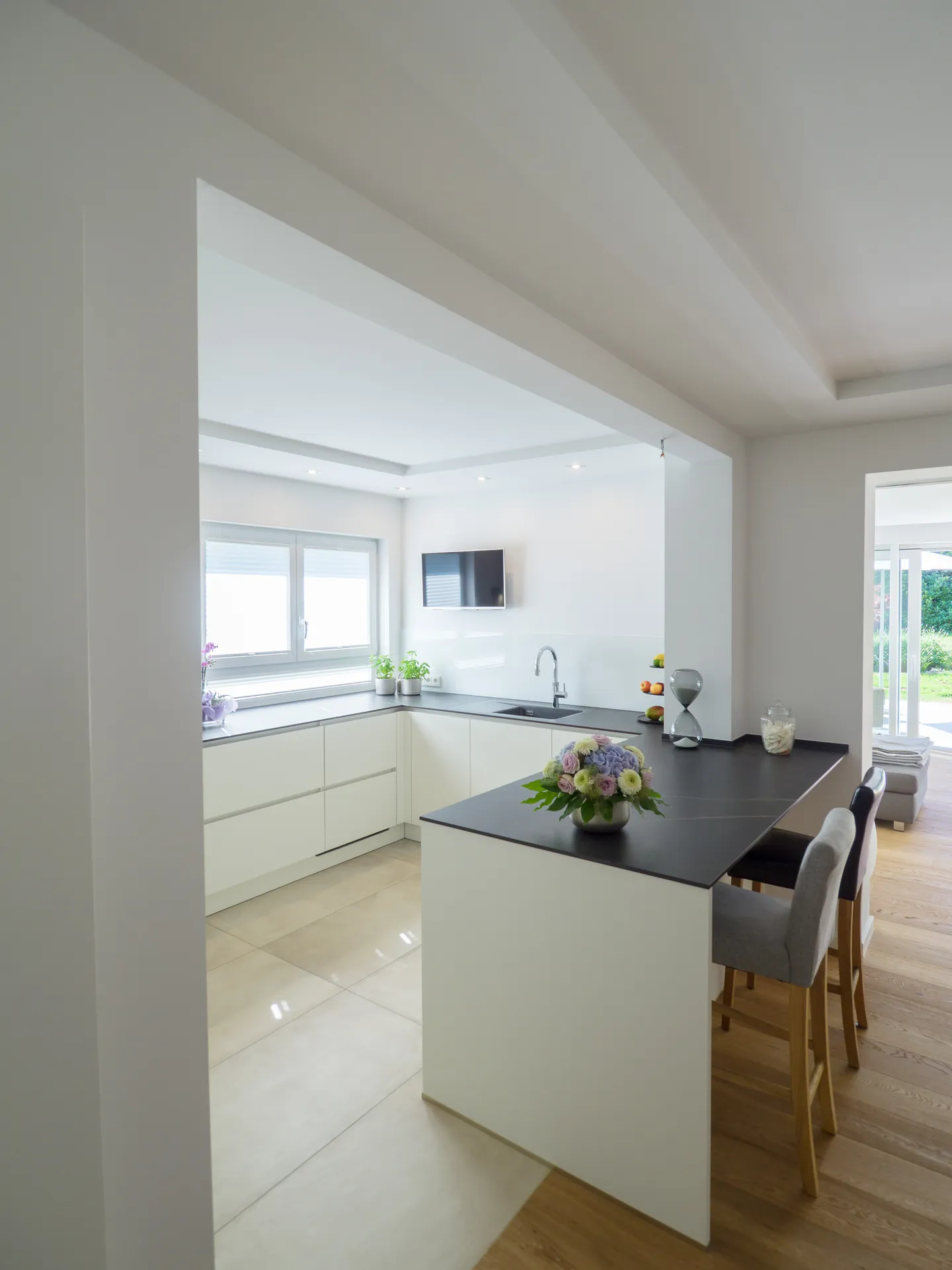 Designküche – Häcker Küche in Weiß Mattlack mit Dekton