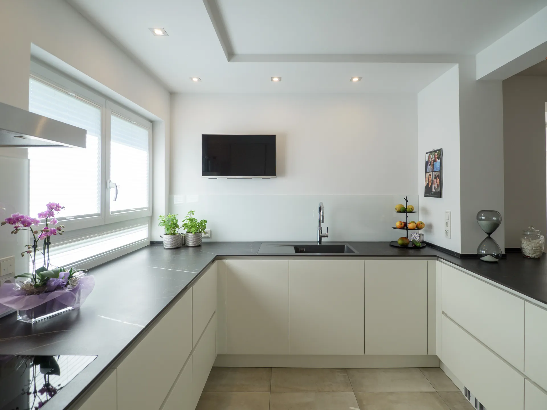 Designküche – Häcker Küche in Weiß Mattlack mit Dekton