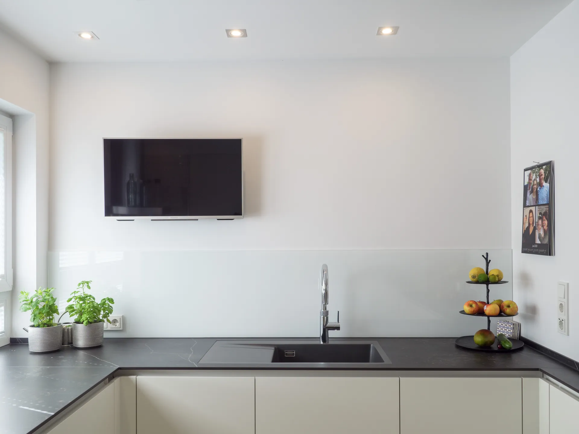 Designküche – Häcker Küche in Weiß Mattlack mit Dekton