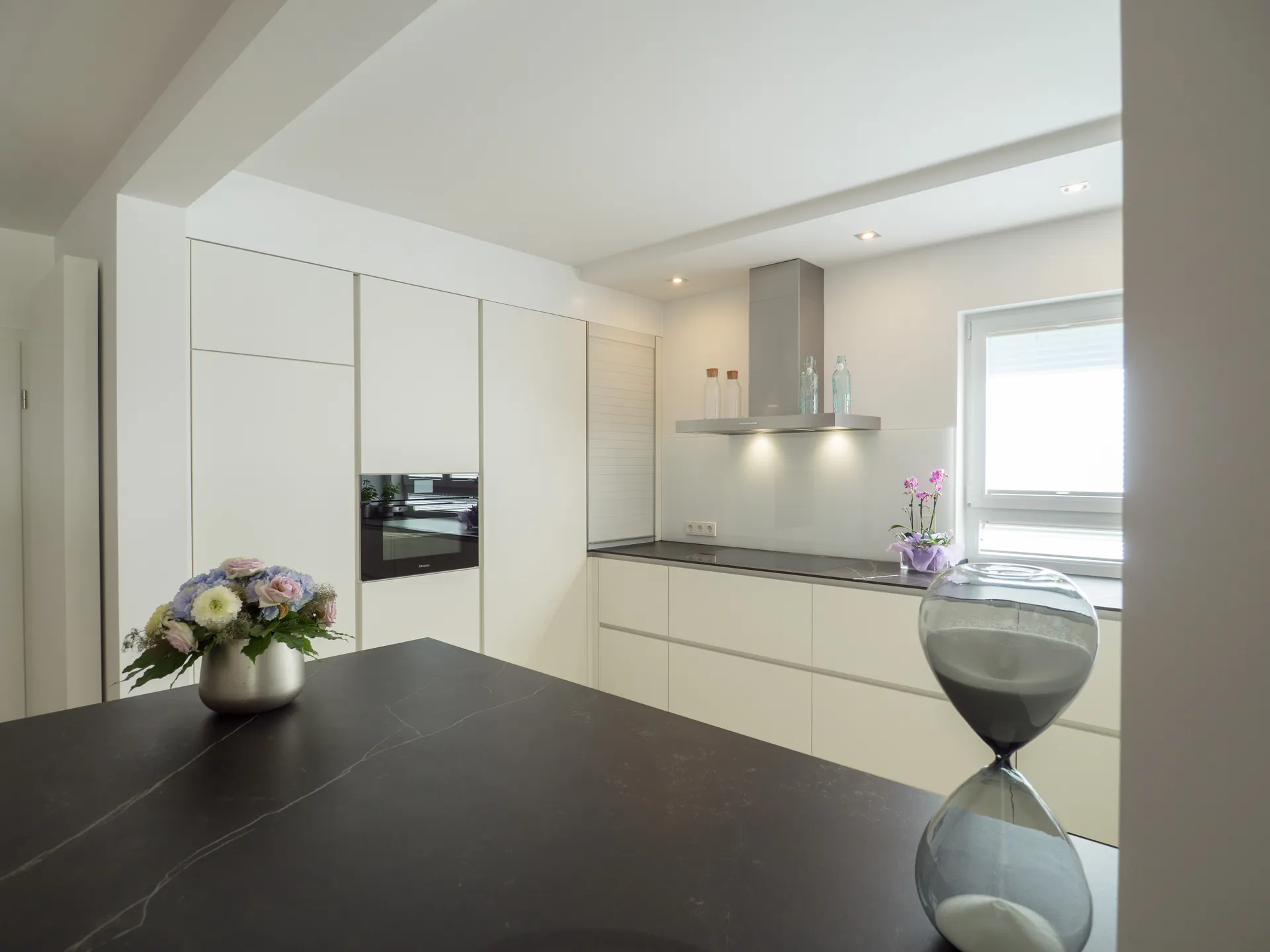 Designküche – Häcker Küche in Weiß Mattlack mit Dekton