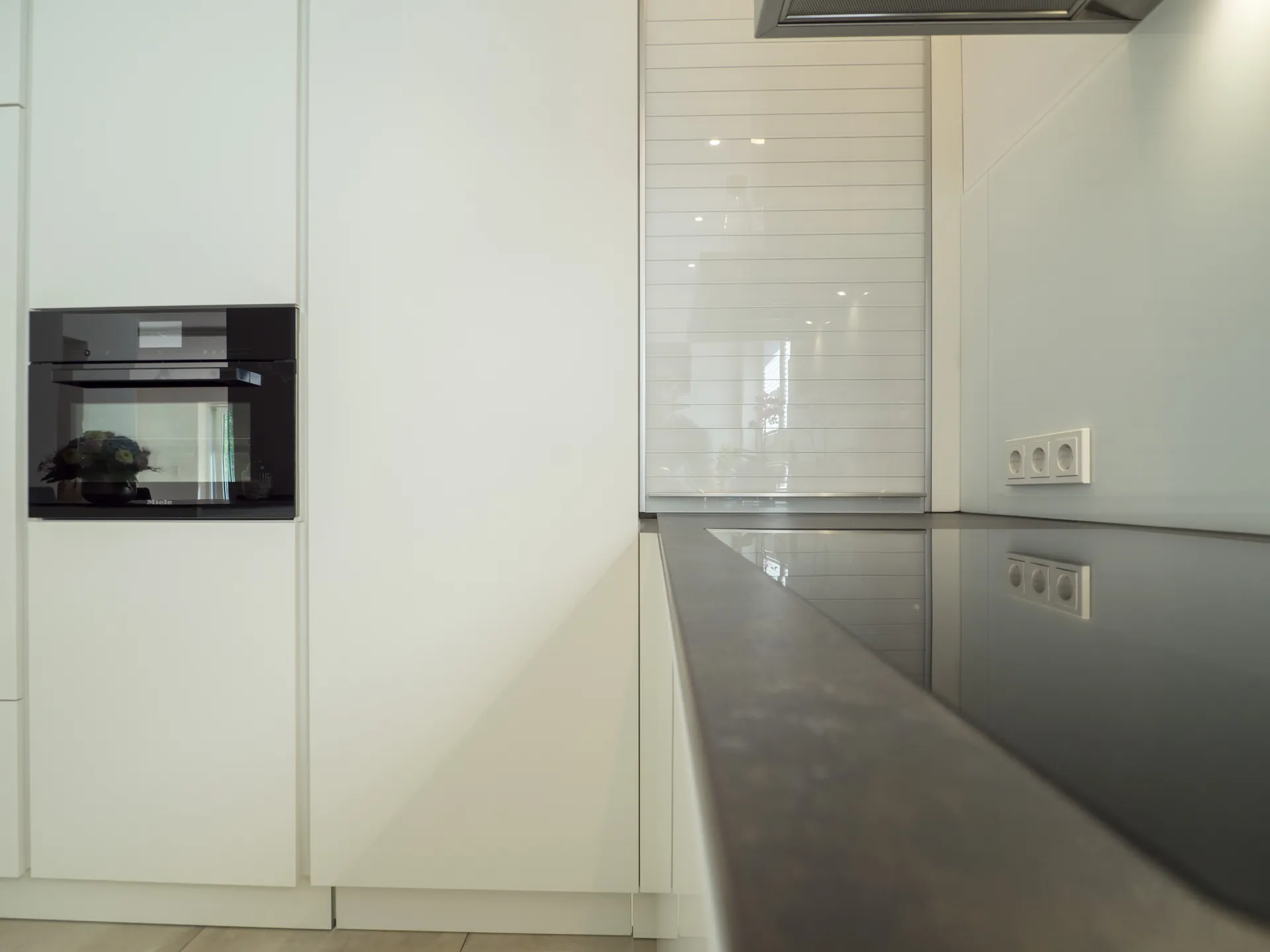 Designküche – Häcker Küche in Weiß Mattlack mit Dekton