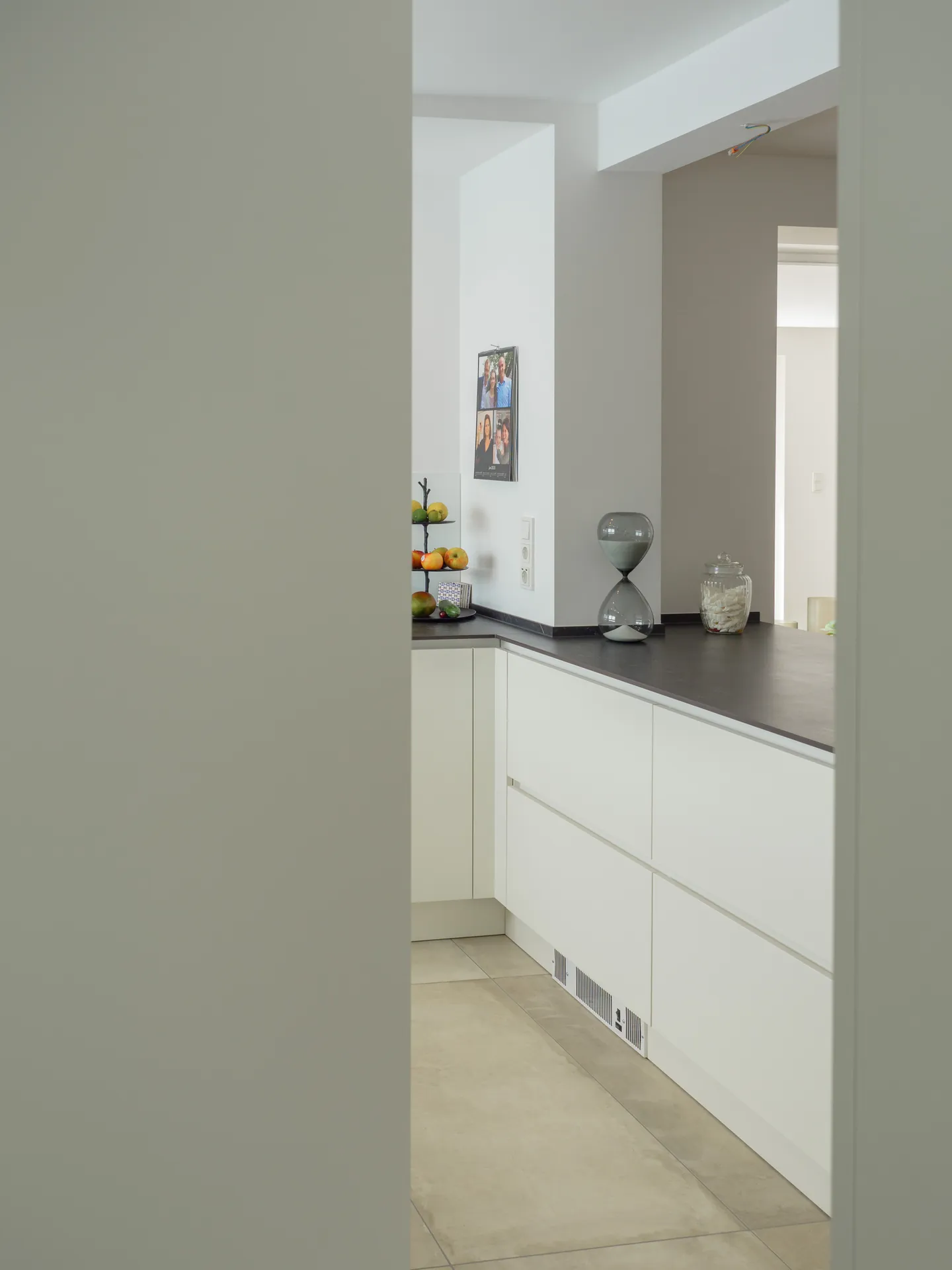 Designküche – Häcker Küche in Weiß Mattlack mit Dekton