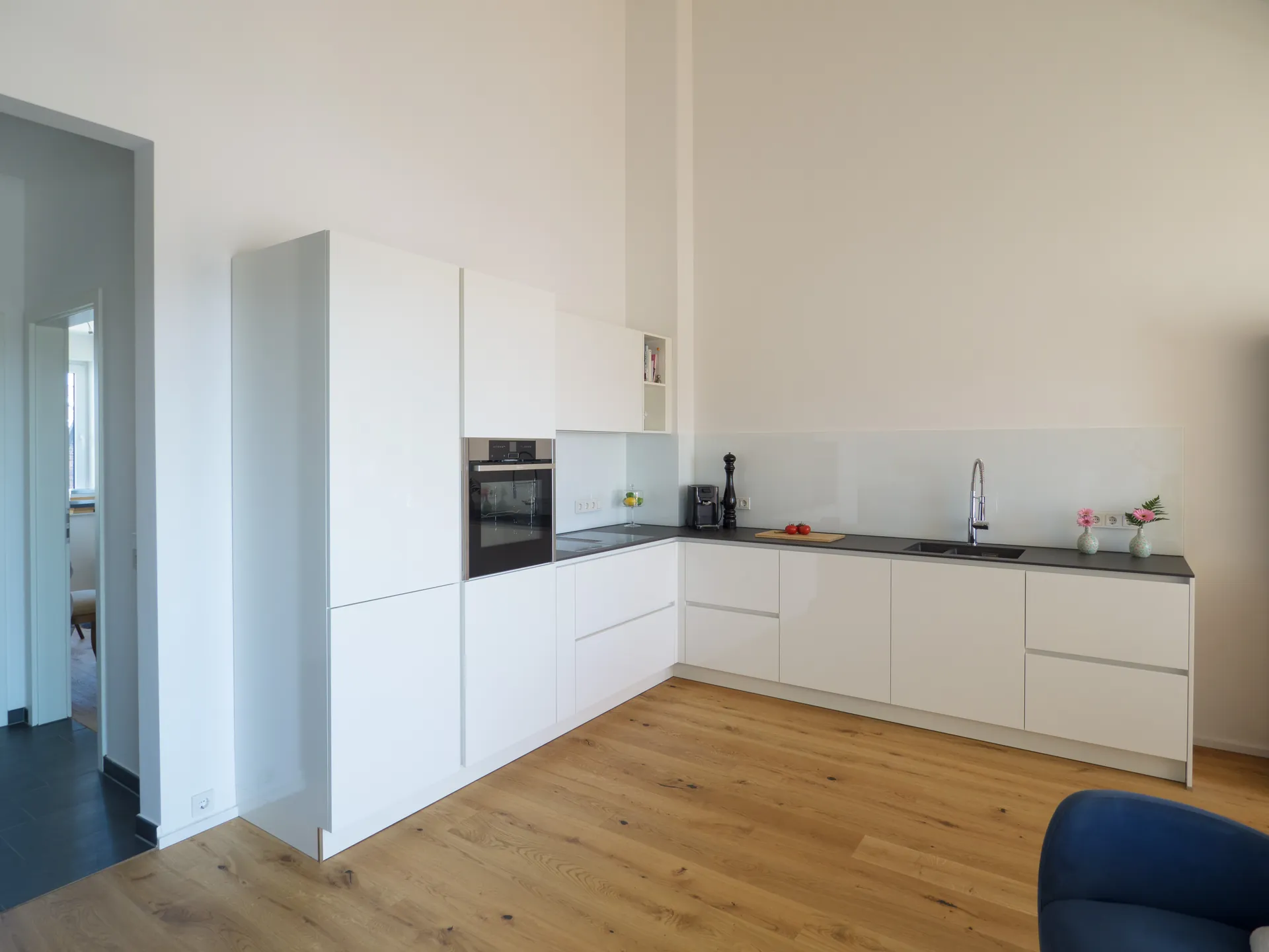 Designküche – Häcker Küche Weiß Hochglanz mit Keramikarbeitsplatte