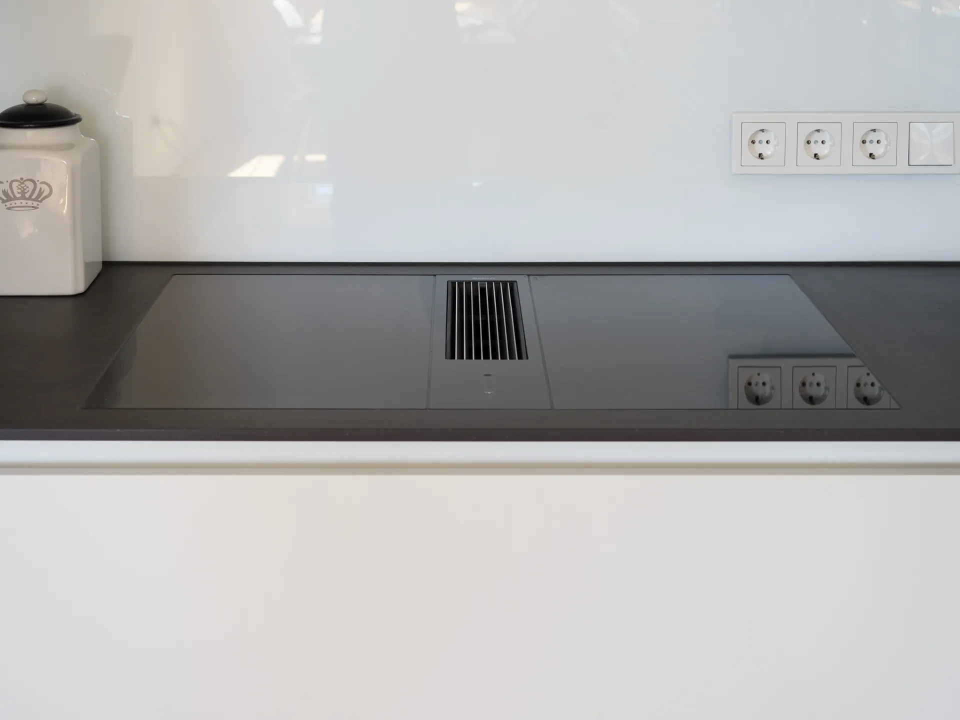 Designküche – Häcker Küche Weiß Hochglanz mit Keramikarbeitsplatte