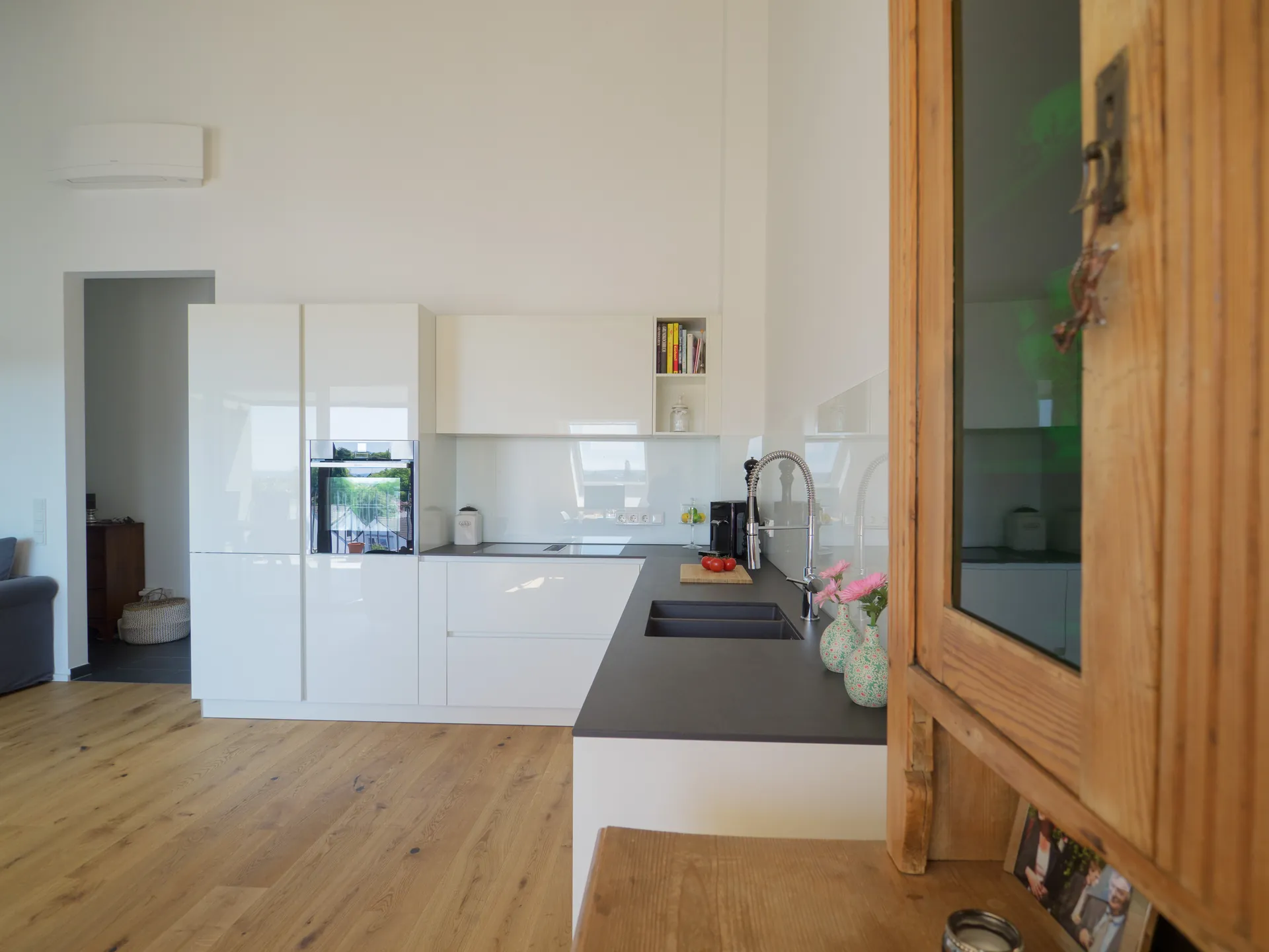 Designküche – Häcker Küche Weiß Hochglanz mit Keramikarbeitsplatte