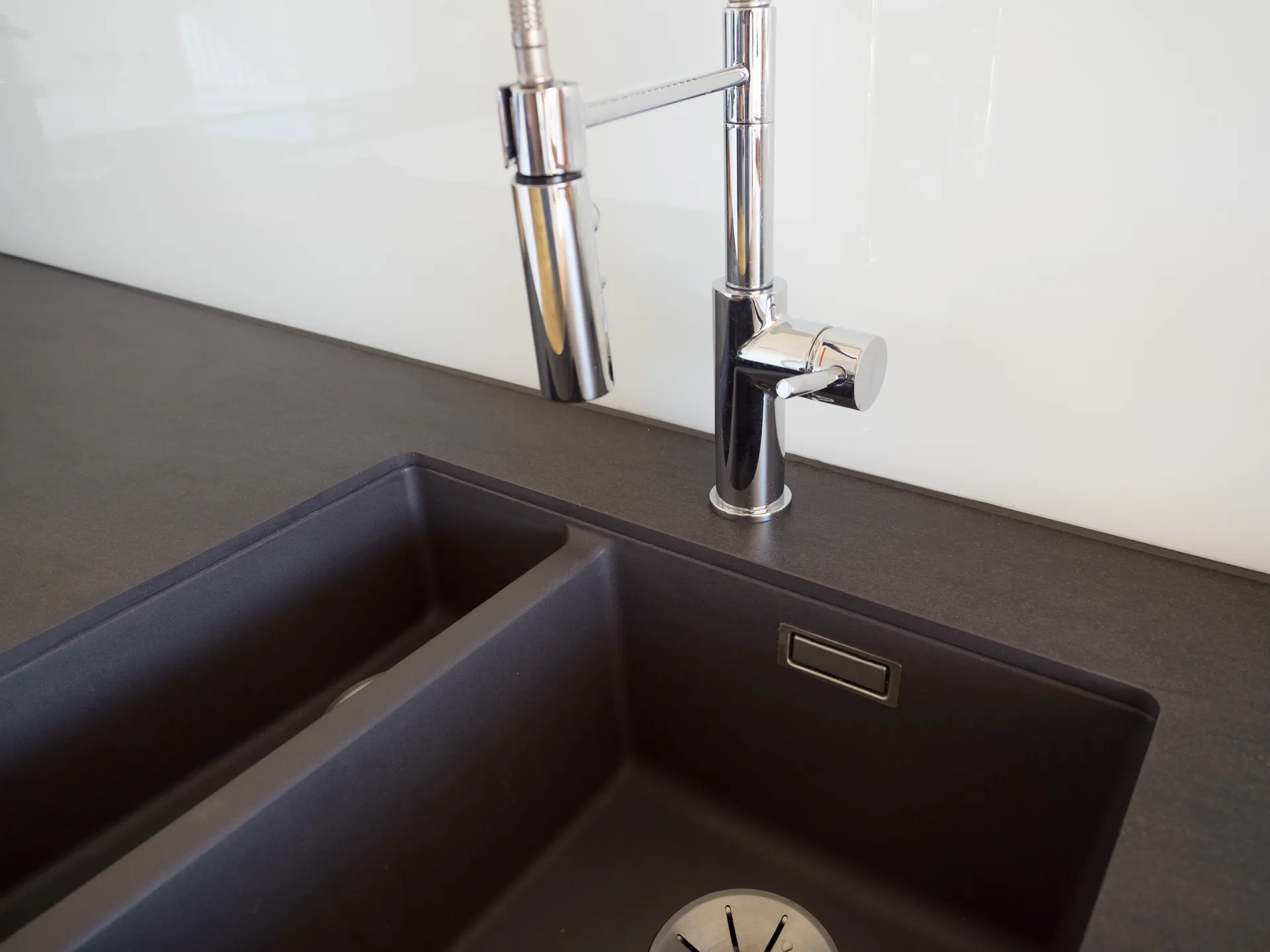 Designküche – Häcker Küche Weiß Hochglanz mit Keramikarbeitsplatte