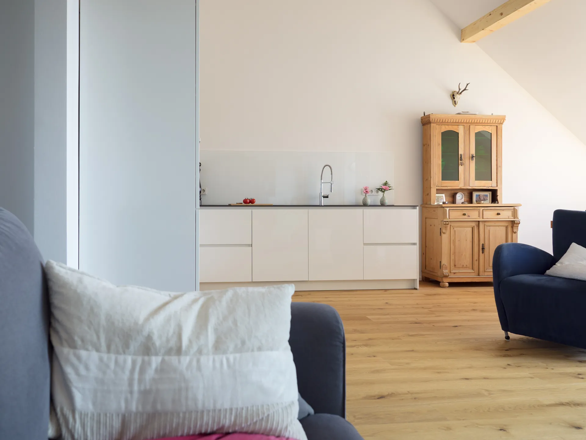 Designküche – Häcker Küche Weiß Hochglanz mit Keramikarbeitsplatte