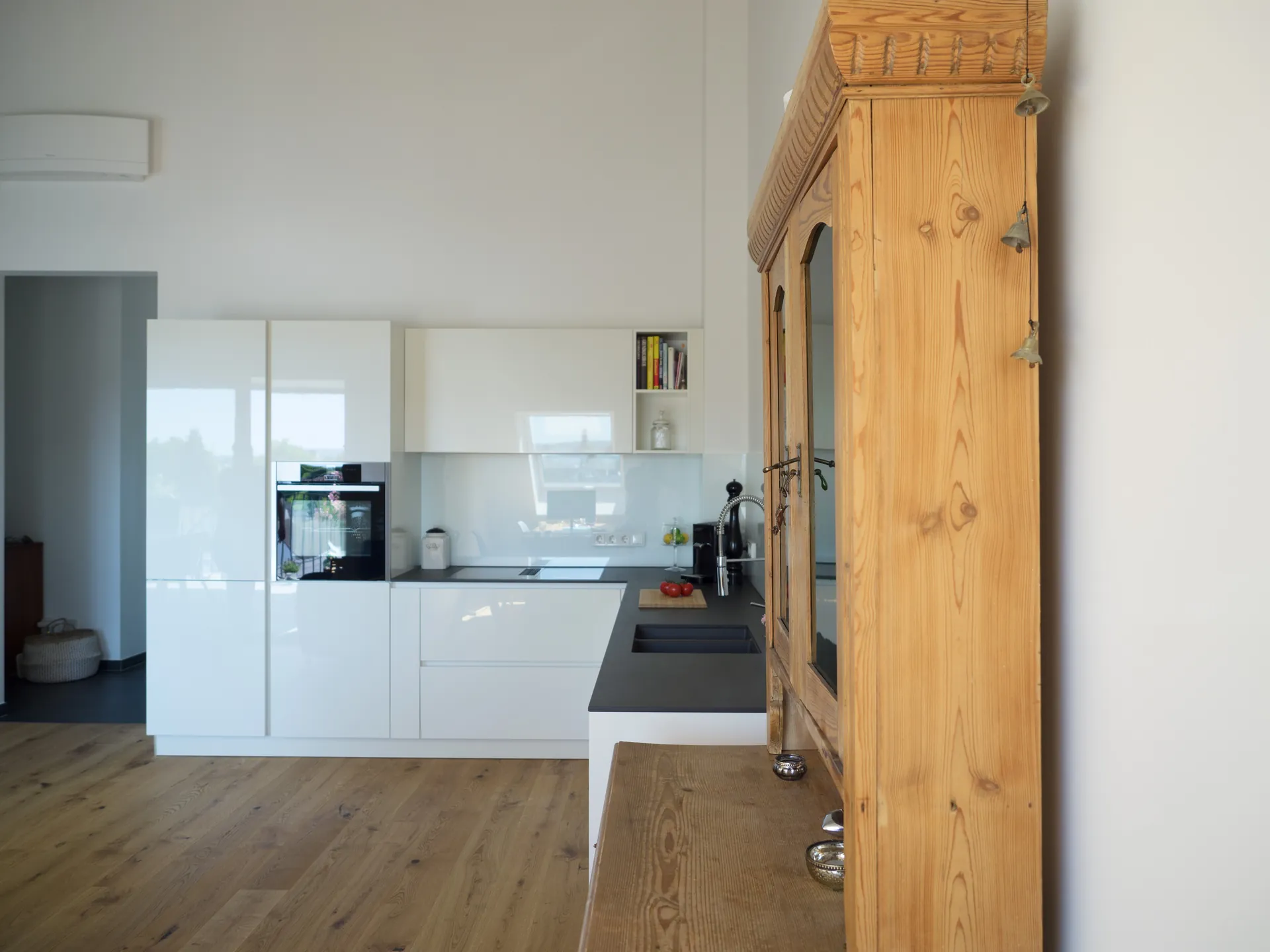 Designküche – Häcker Küche Weiß Hochglanz mit Keramikarbeitsplatte