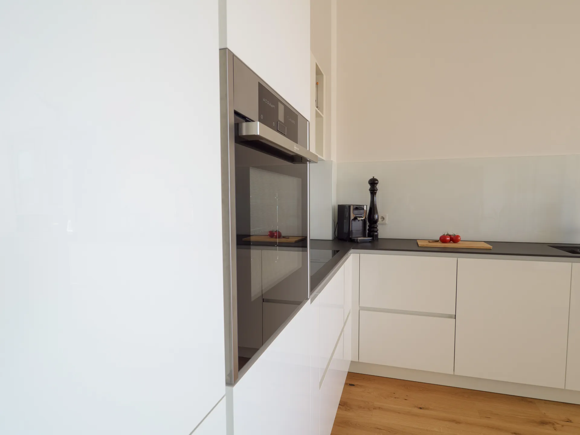Designküche – Häcker Küche Weiß Hochglanz mit Keramikarbeitsplatte