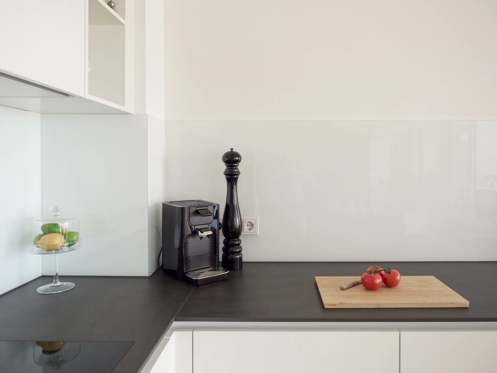 Designküche – Häcker Küche Weiß Hochglanz mit Keramikarbeitsplatte
