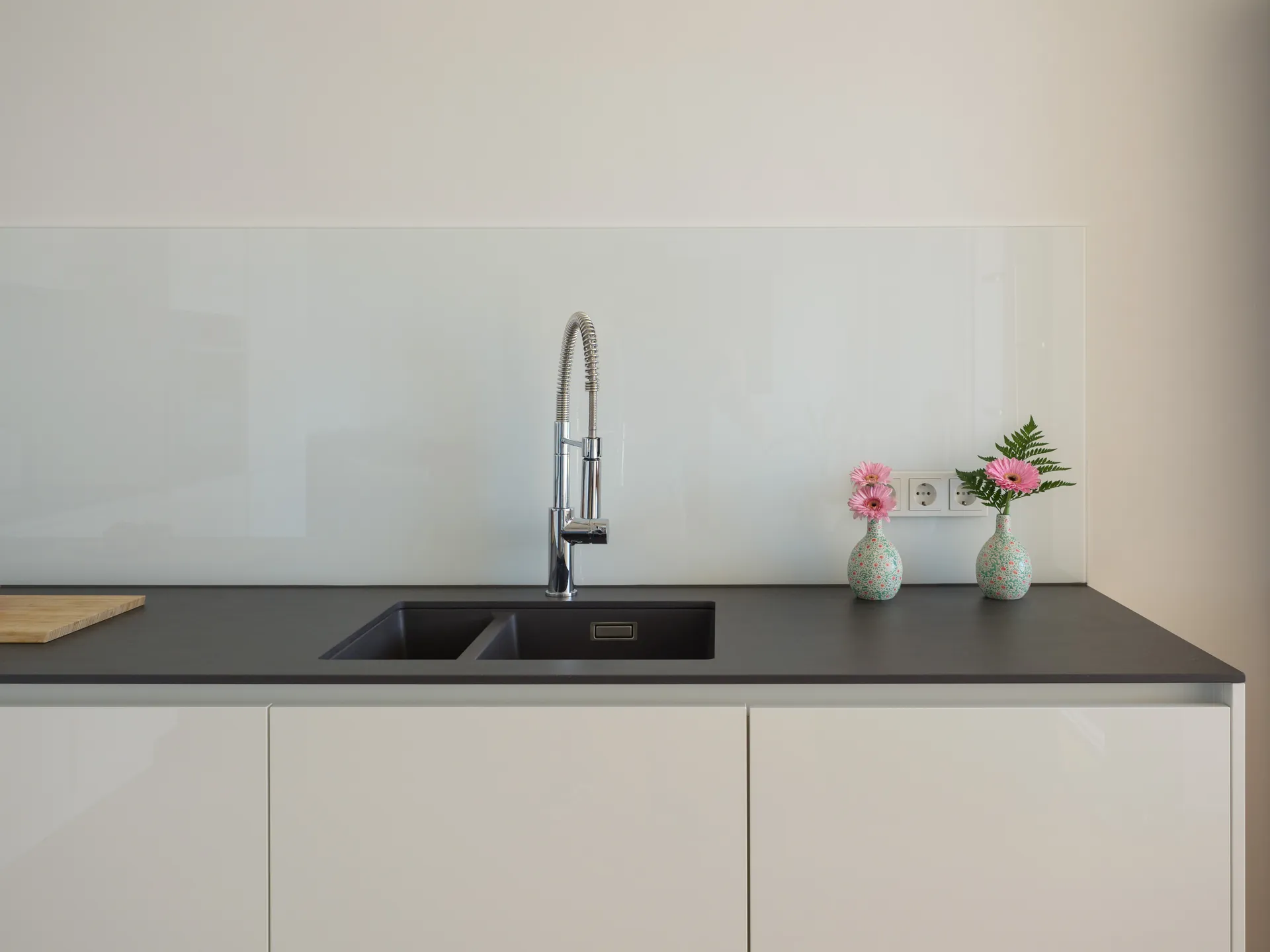 Designküche – Häcker Küche Weiß Hochglanz mit Keramikarbeitsplatte