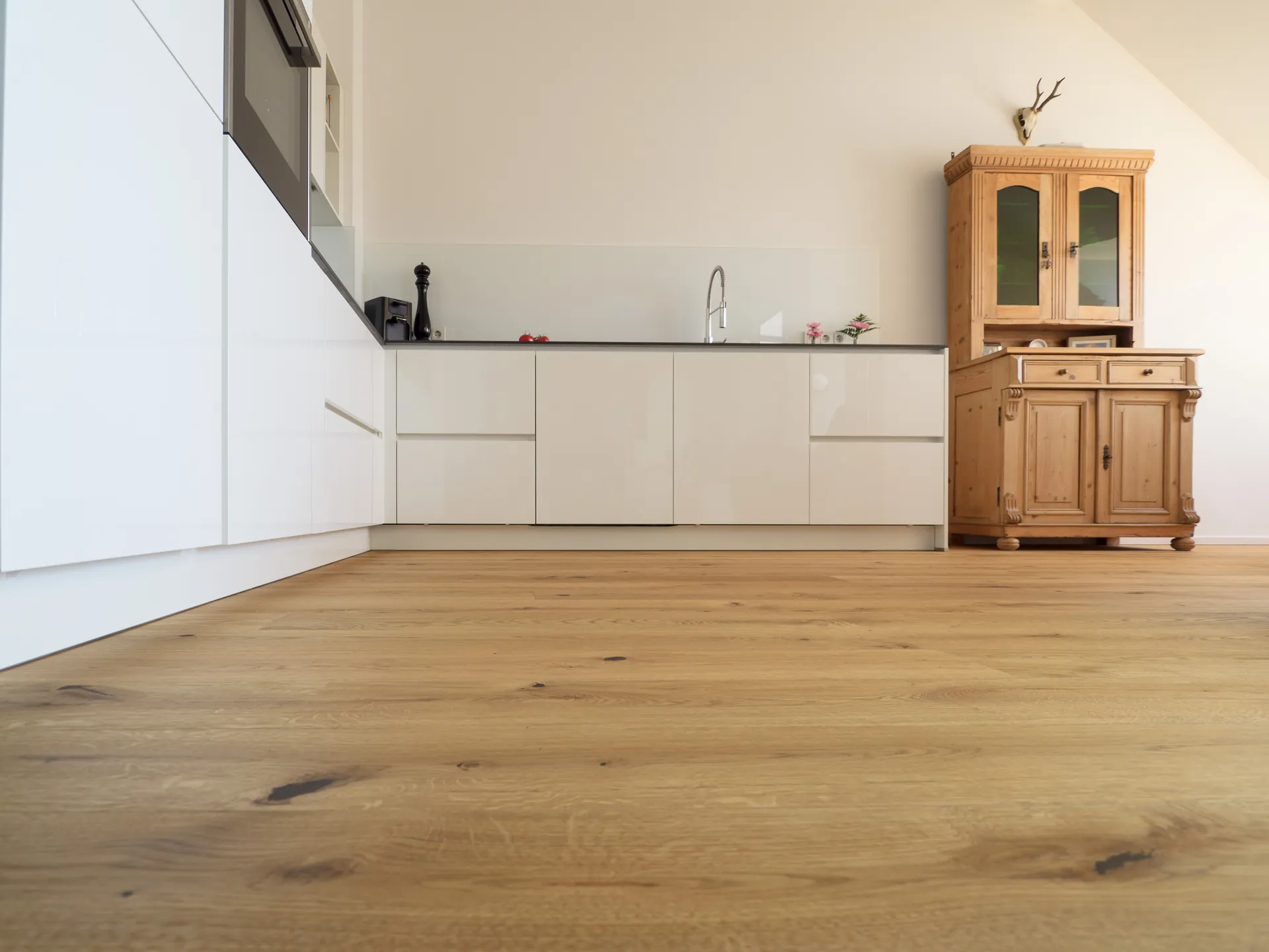 Designküche – Häcker Küche Weiß Hochglanz mit Keramikarbeitsplatte