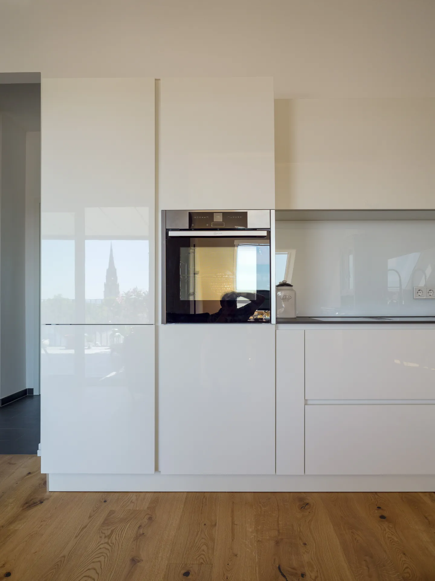 Designküche – Häcker Küche Weiß Hochglanz mit Keramikarbeitsplatte
