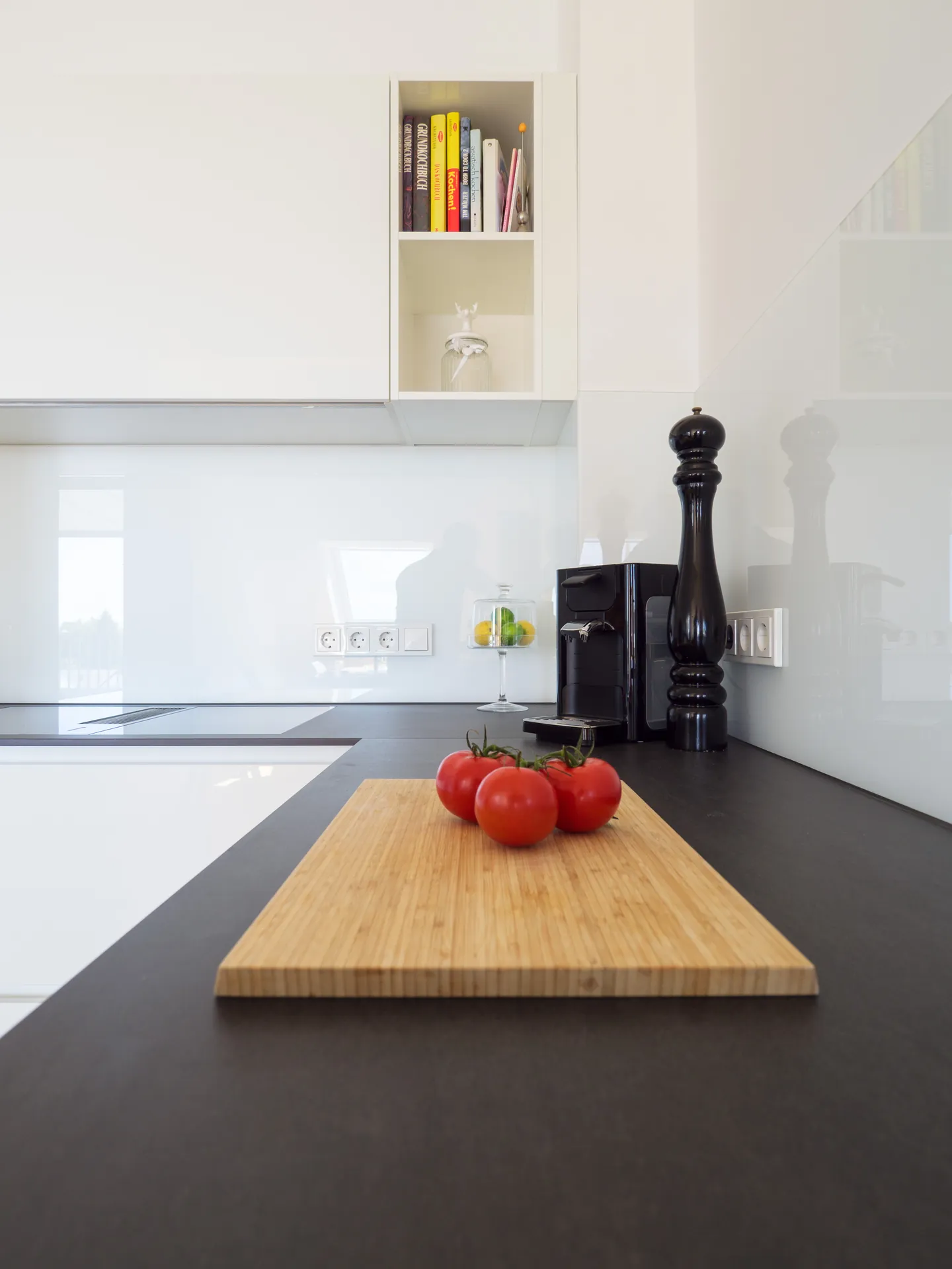 Designküche – Häcker Küche Weiß Hochglanz mit Keramikarbeitsplatte