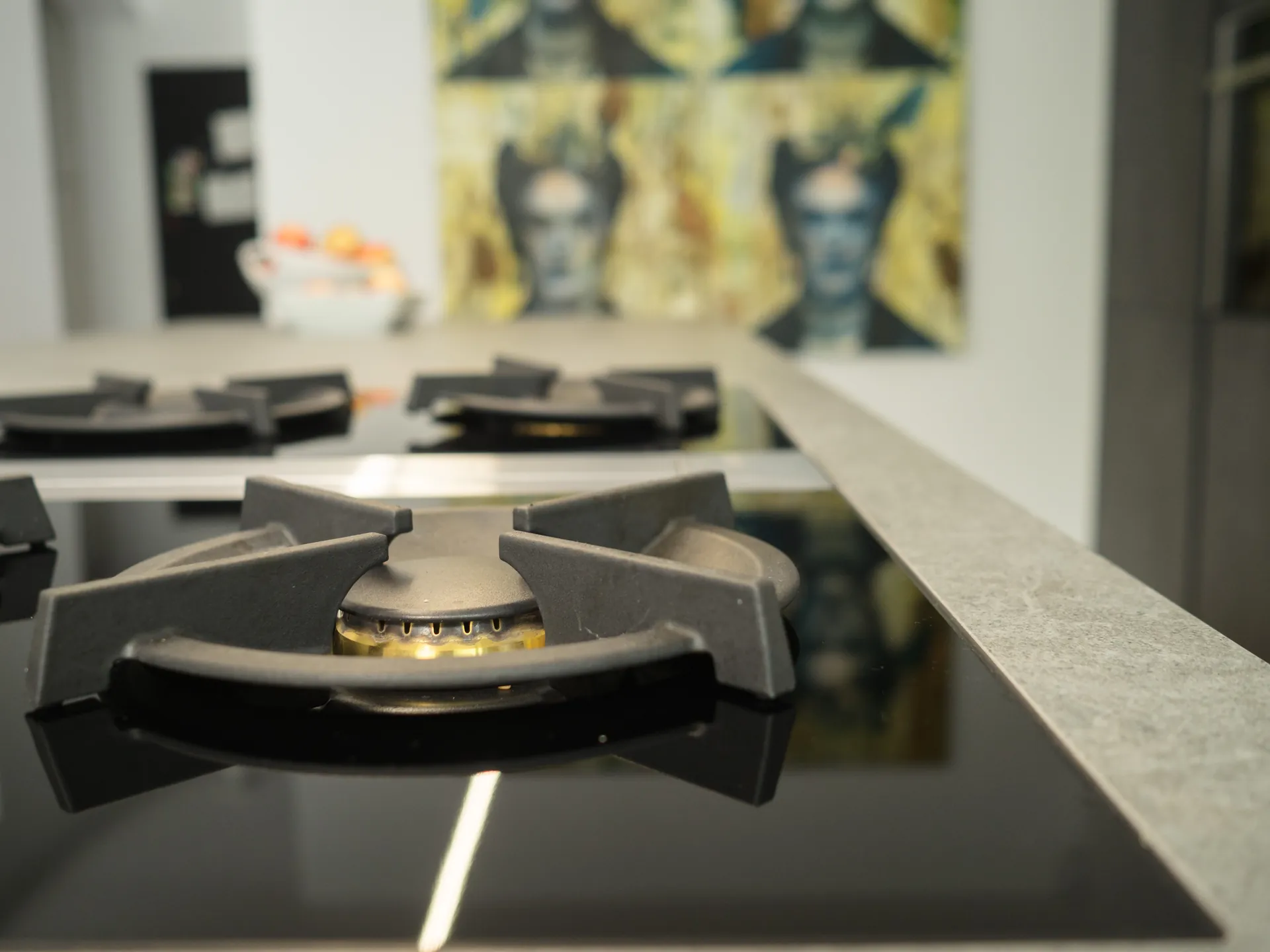 Designküche in Betonoptik – Zweifarbige grifflose Küche mit Keramik