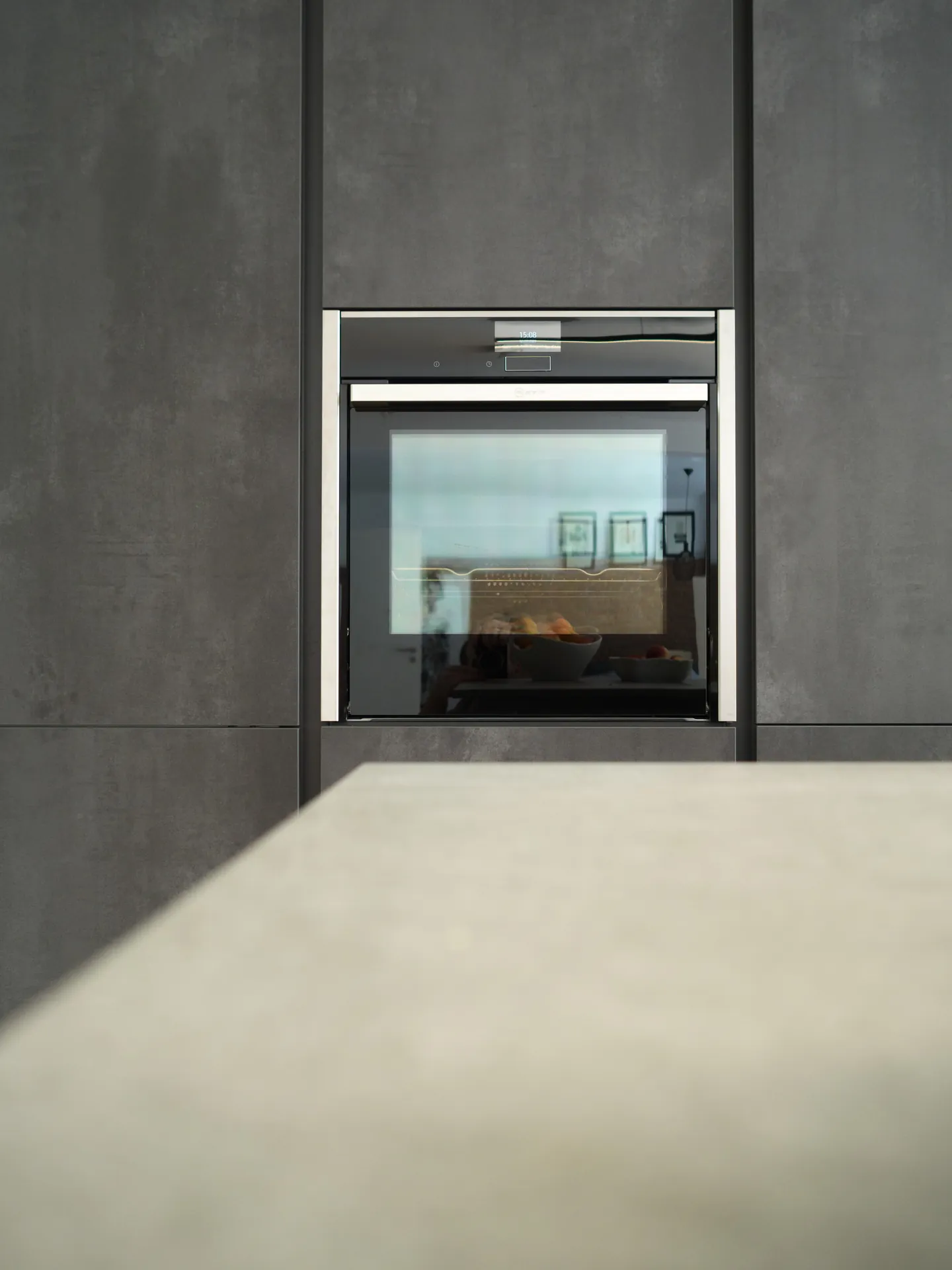 Designküche in Betonoptik – Zweifarbige grifflose Küche mit Keramik