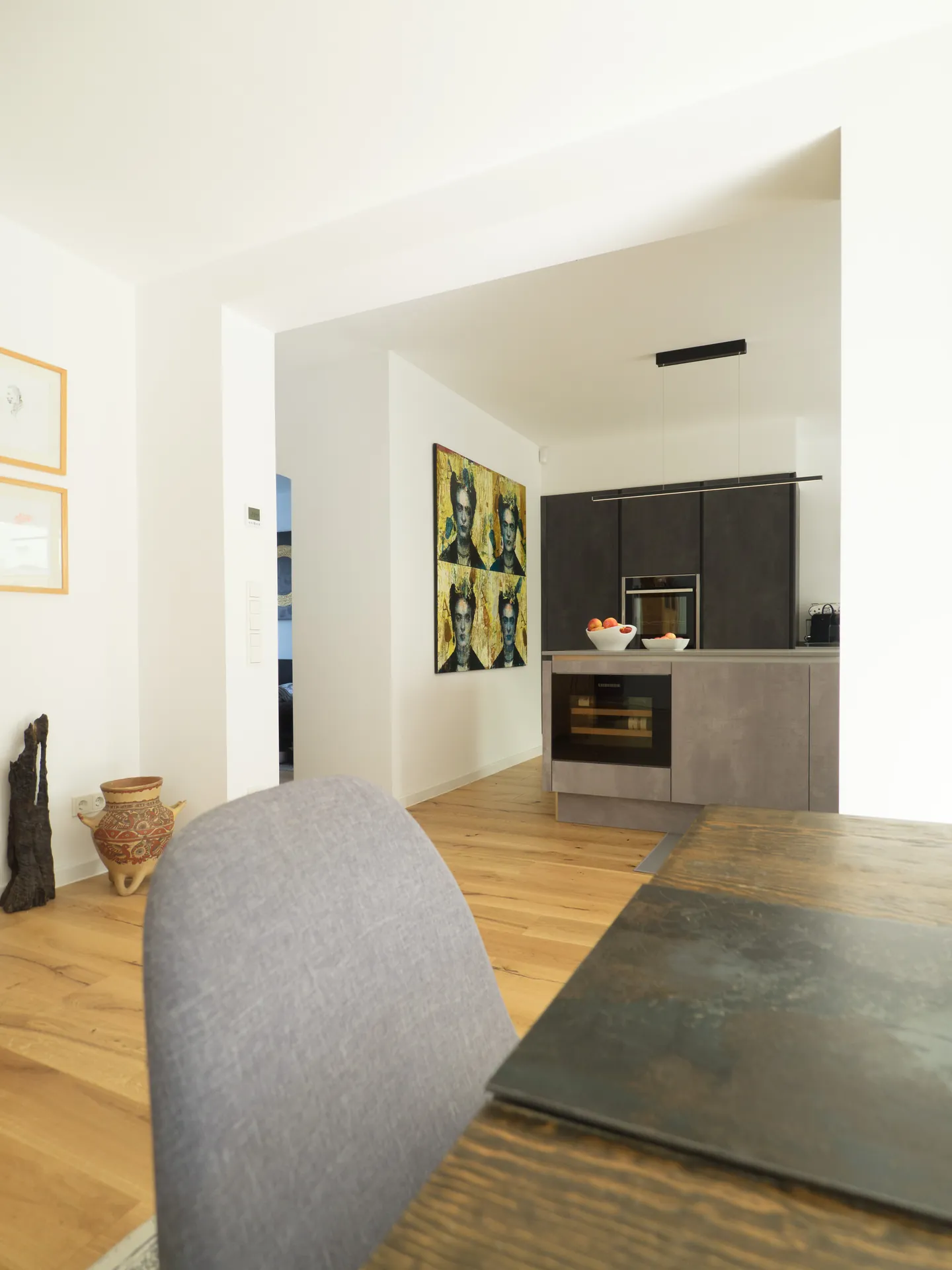 Designküche in Betonoptik – Zweifarbige grifflose Küche mit Keramik