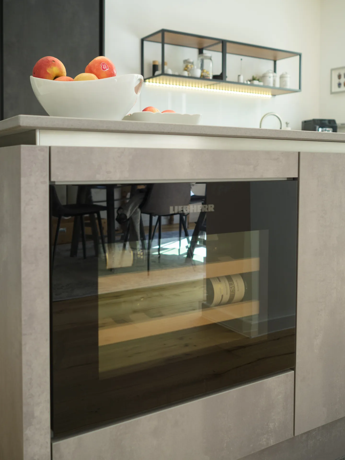 Designküche in Betonoptik – Zweifarbige grifflose Küche mit Keramik