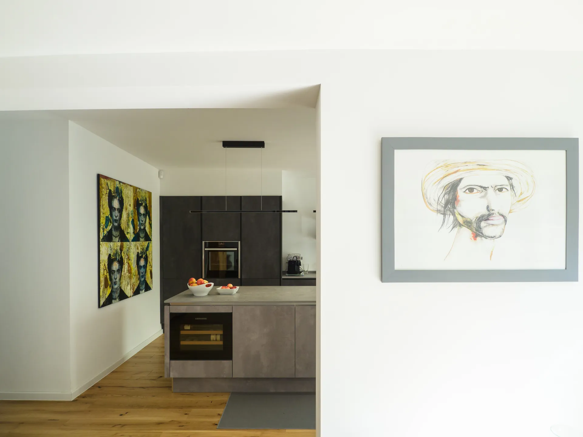 Designküche in Betonoptik – Zweifarbige grifflose Küche mit Keramik