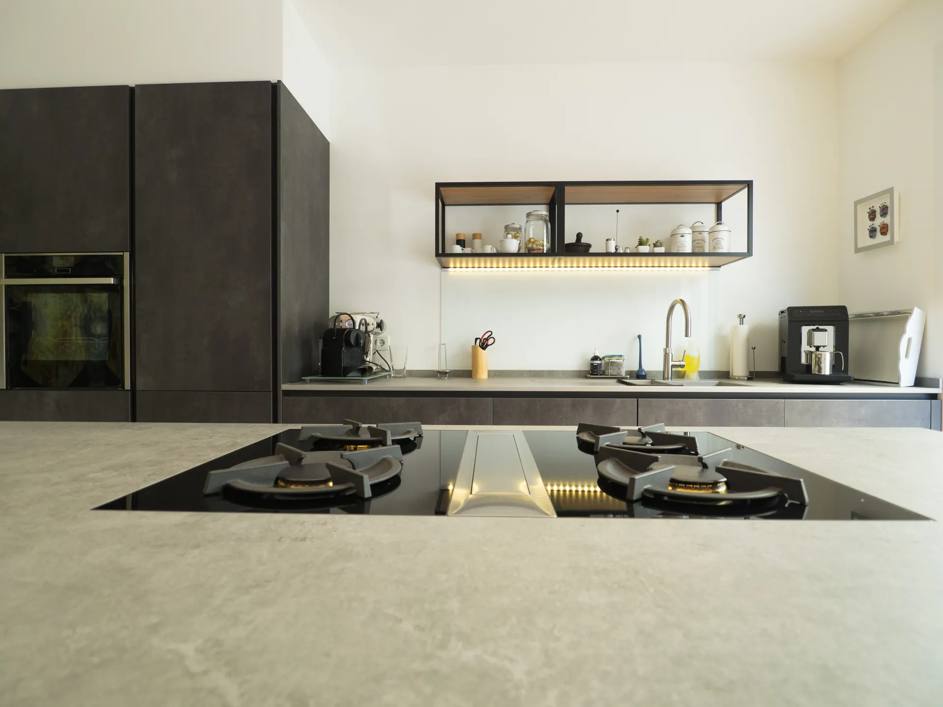 Designküche in Betonoptik – Zweifarbige grifflose Küche mit Keramik