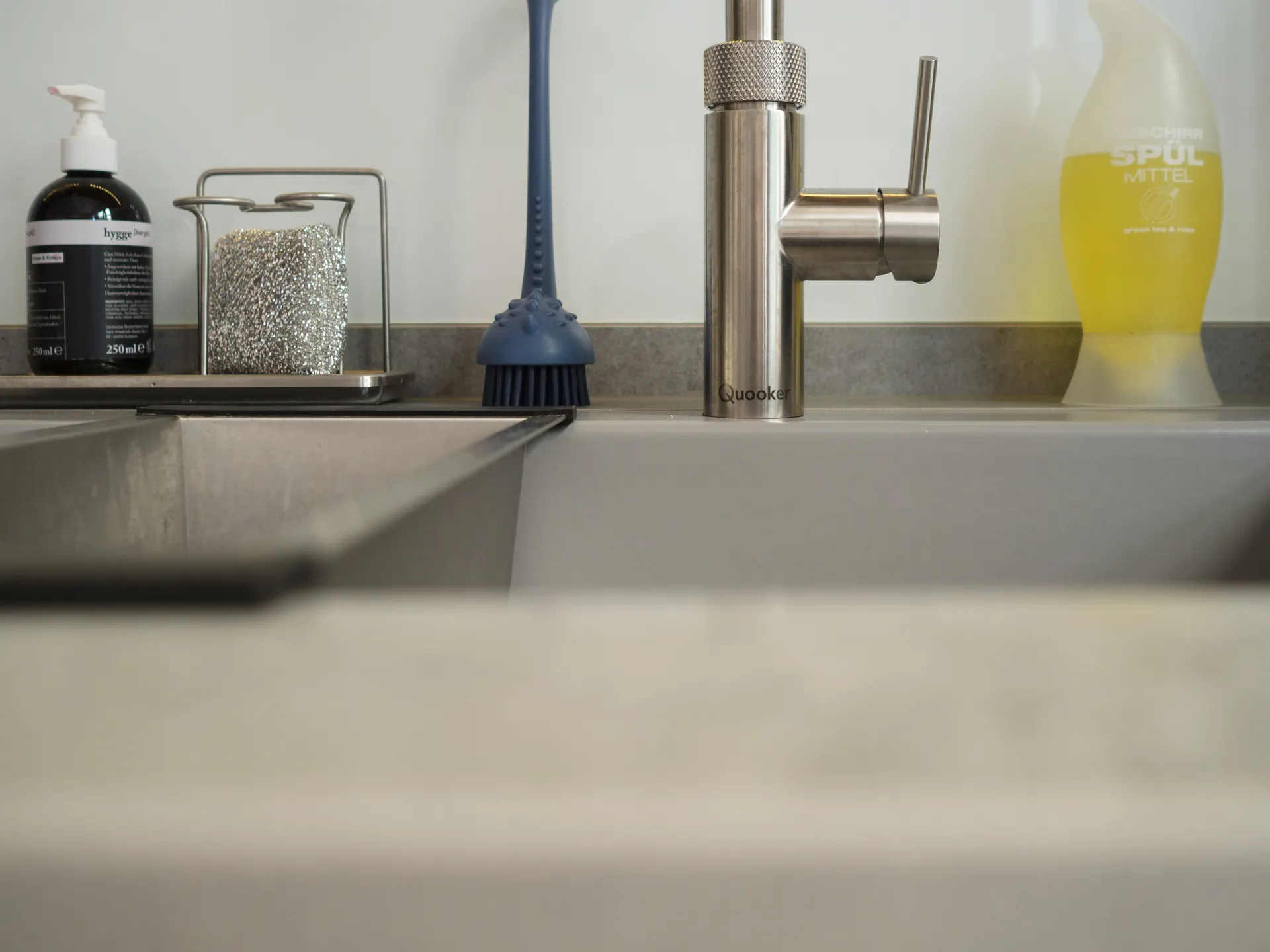 Designküche in Betonoptik – Zweifarbige grifflose Küche mit Keramik