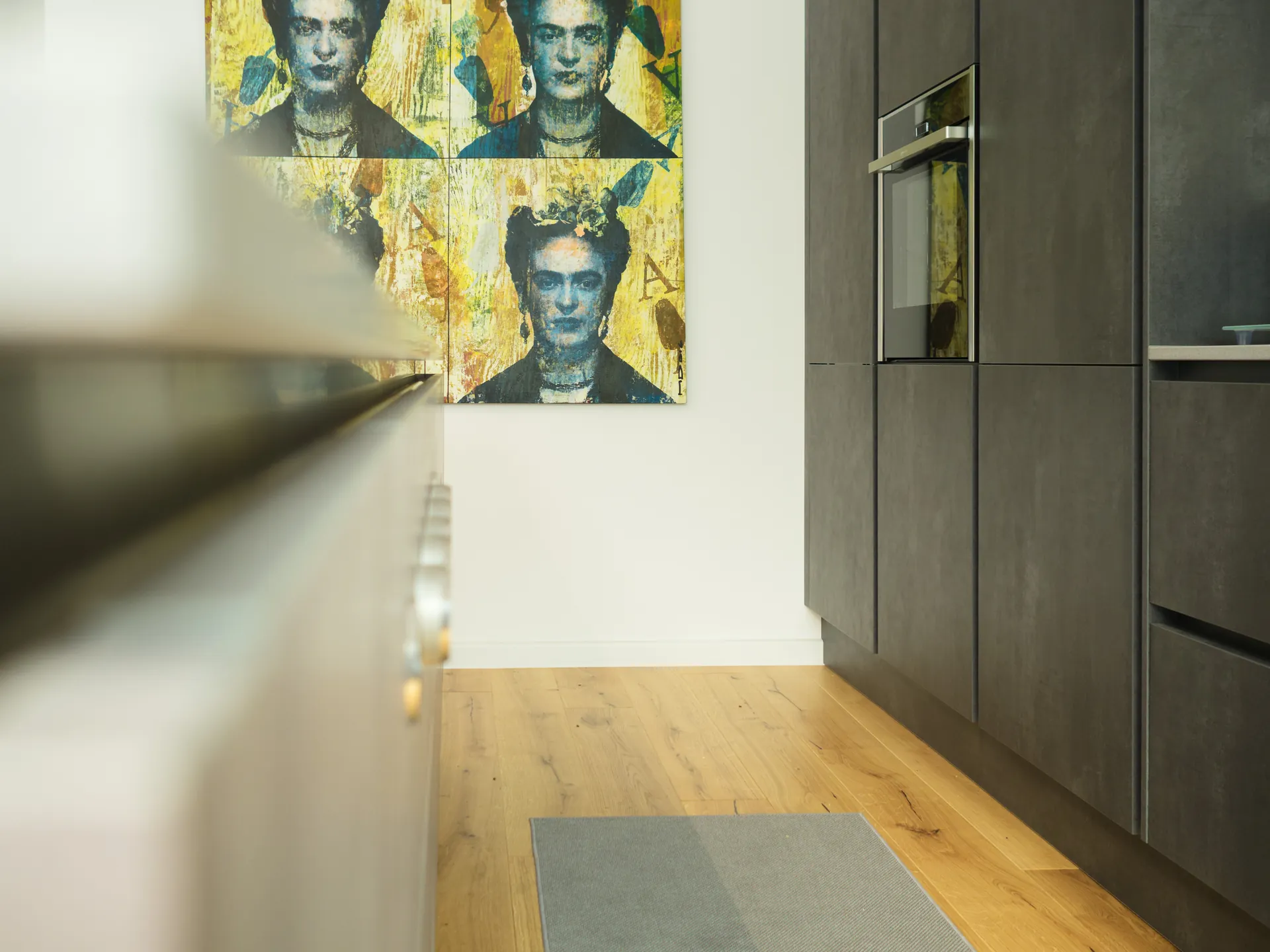 Designküche in Betonoptik – Zweifarbige grifflose Küche mit Keramik