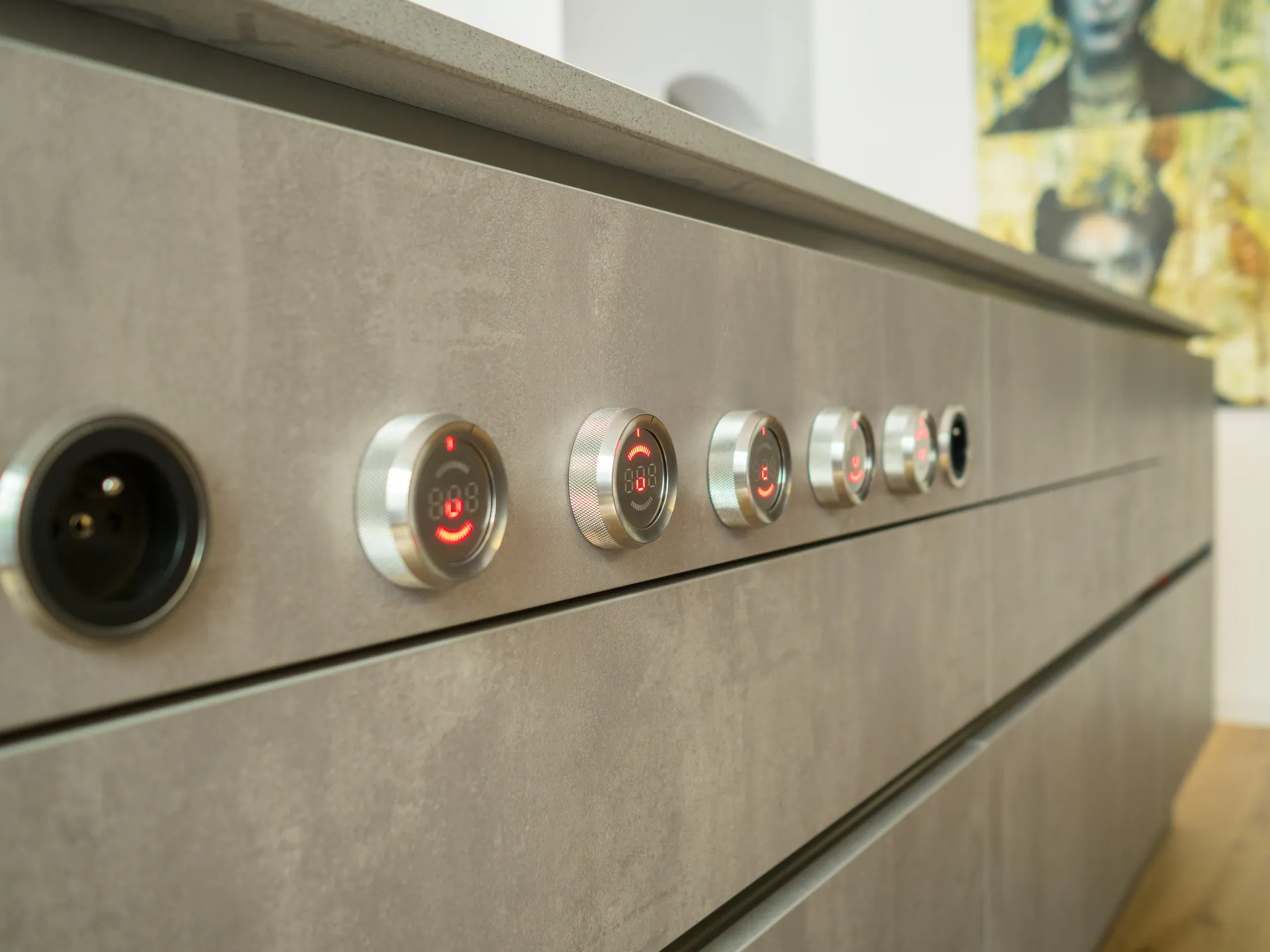Designküche in Betonoptik – Zweifarbige grifflose Küche mit Keramik