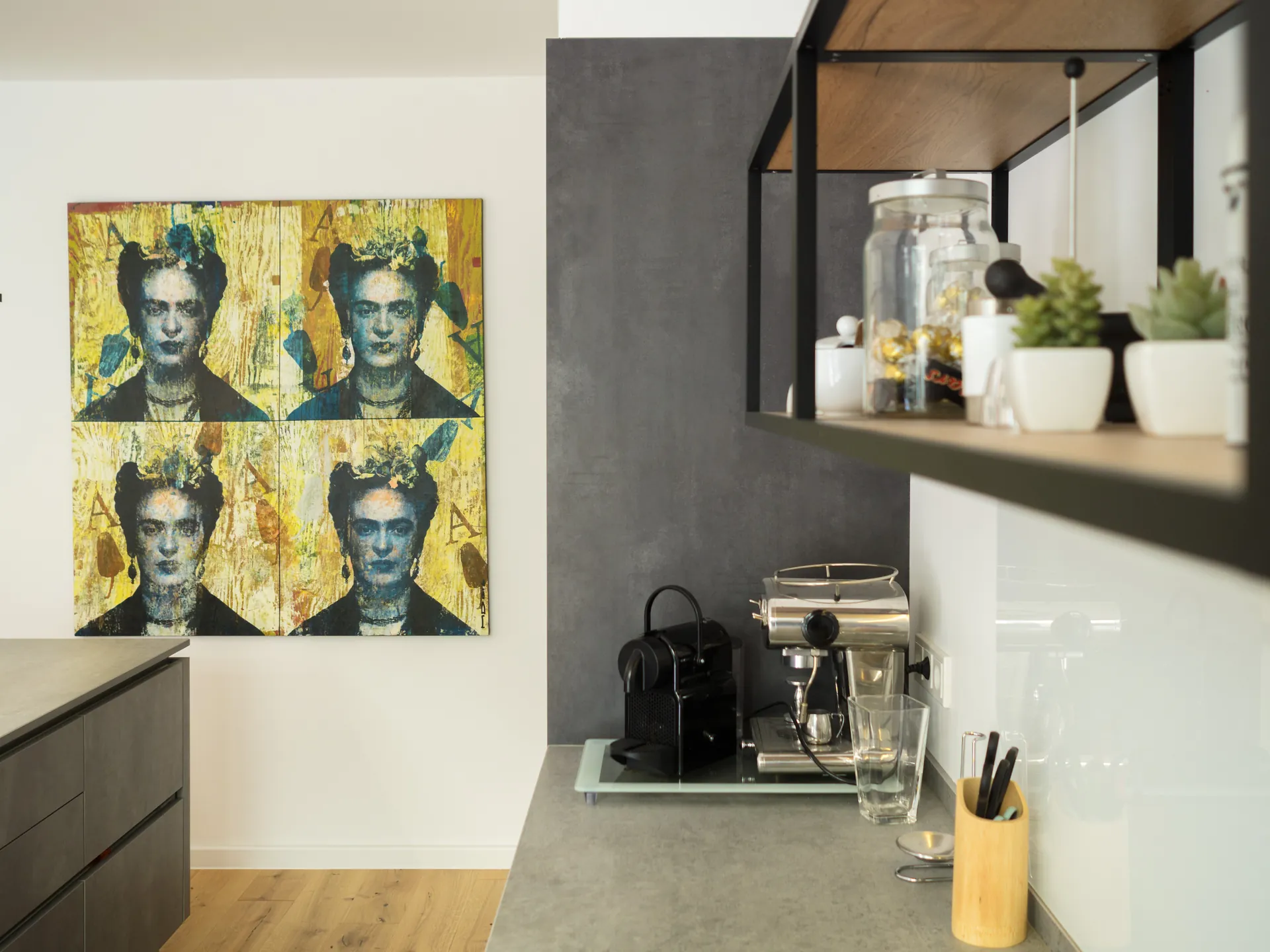 Designküche in Betonoptik – Zweifarbige grifflose Küche mit Keramik