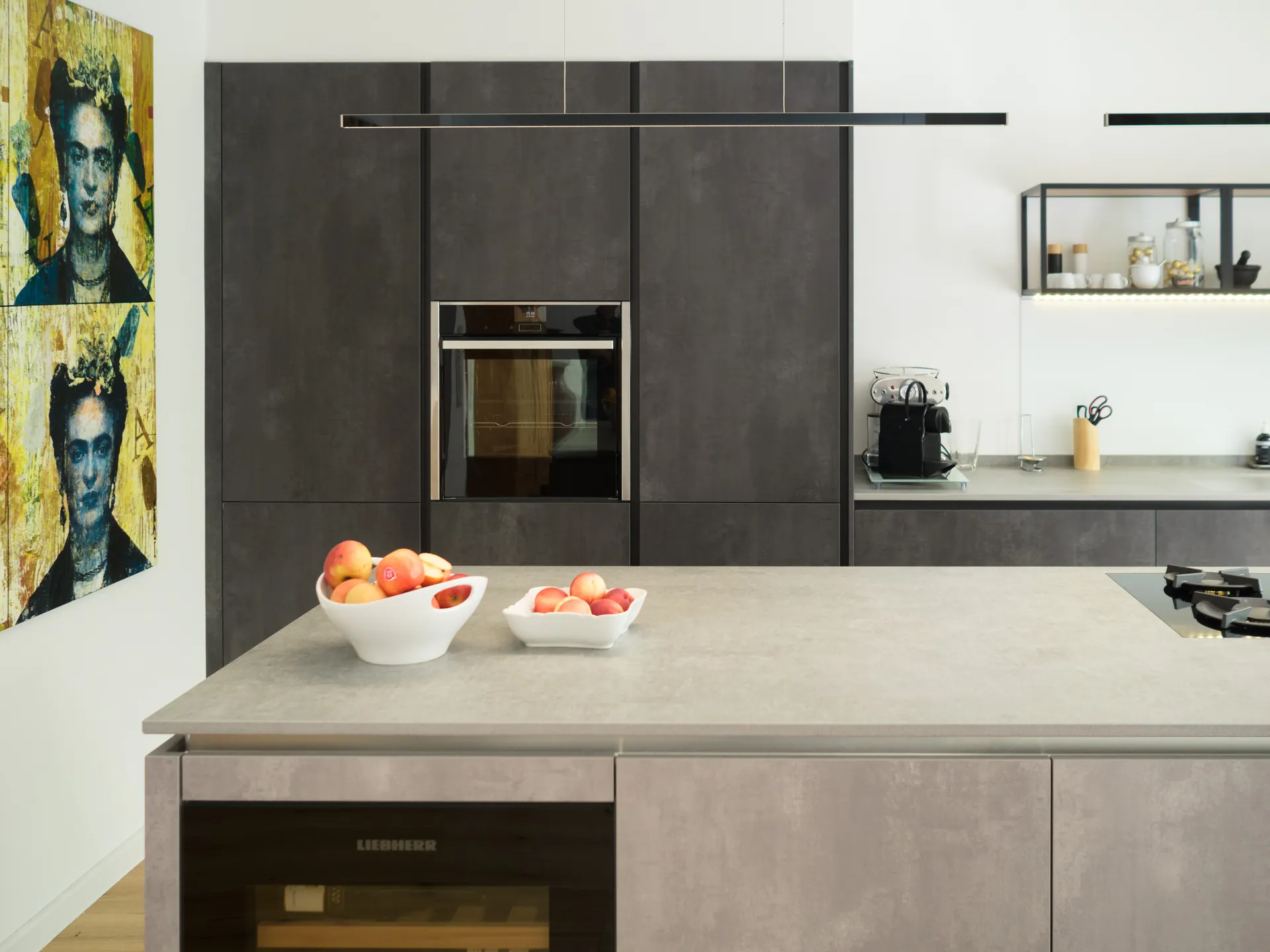 Designküche in Betonoptik – Zweifarbige grifflose Küche mit Keramik