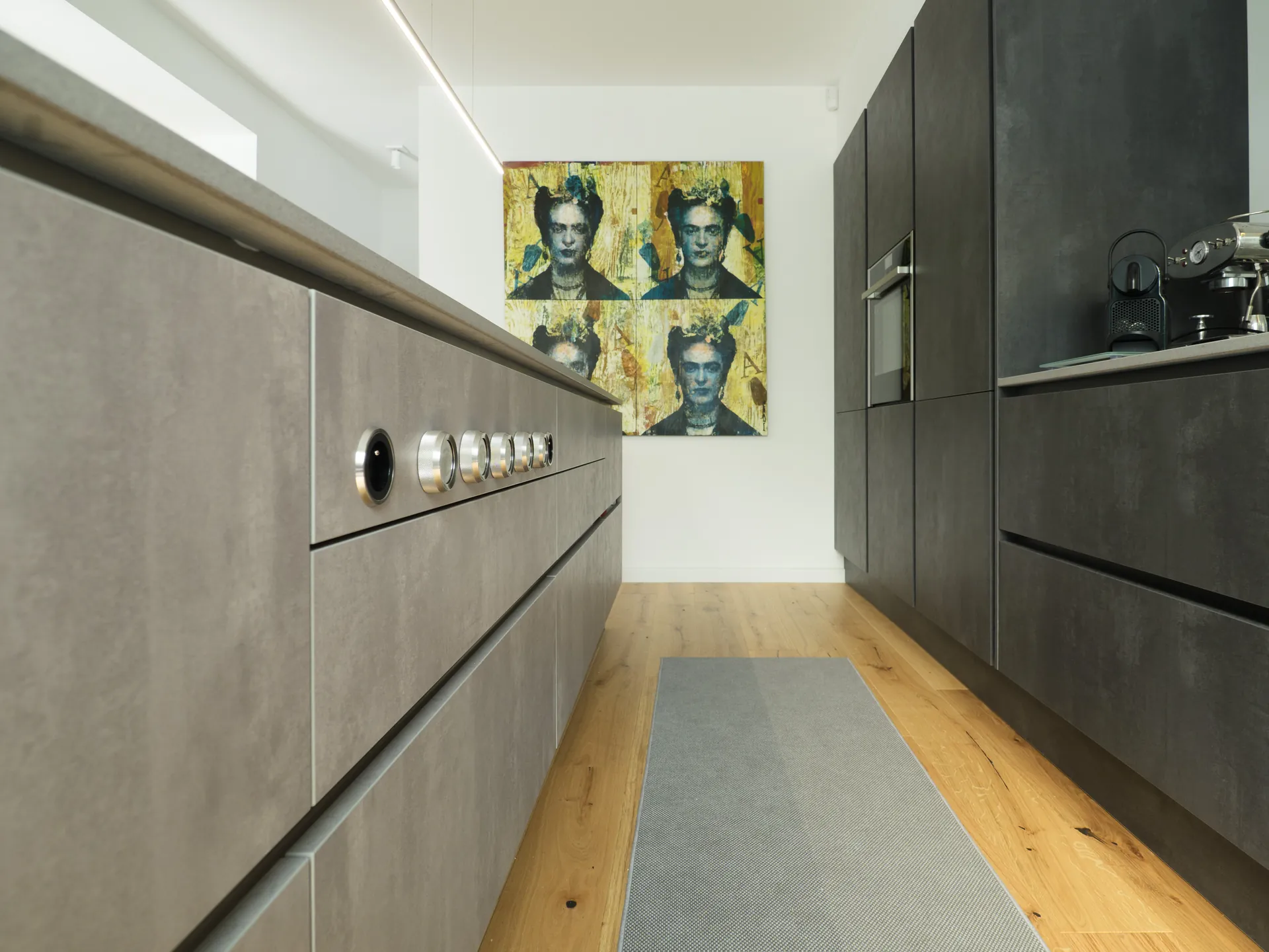 Designküche in Betonoptik – Zweifarbige grifflose Küche mit Keramik