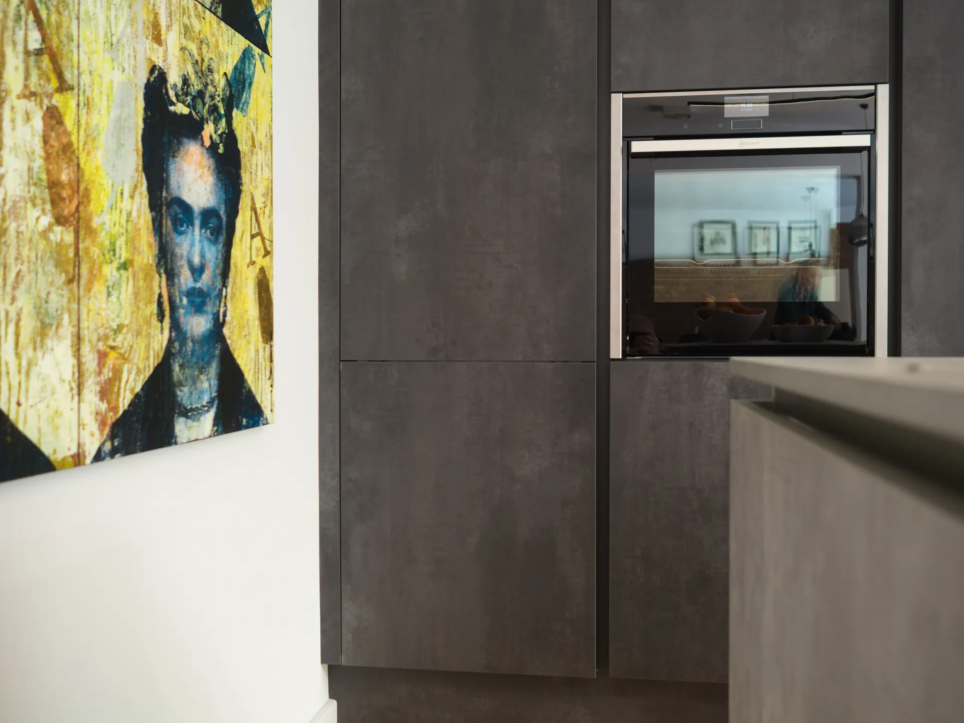 Designküche in Betonoptik – Zweifarbige grifflose Küche mit Keramik