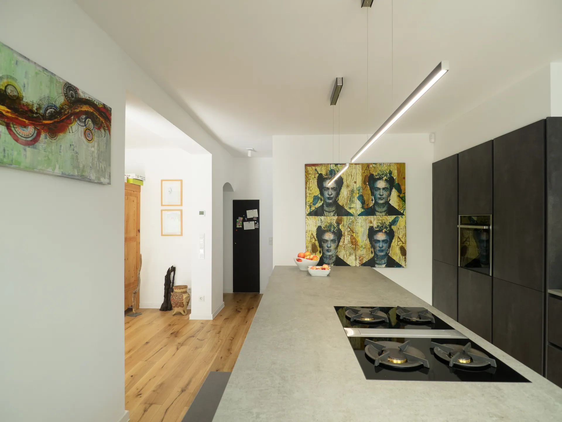 Designküche in Betonoptik – Zweifarbige grifflose Küche mit Keramik