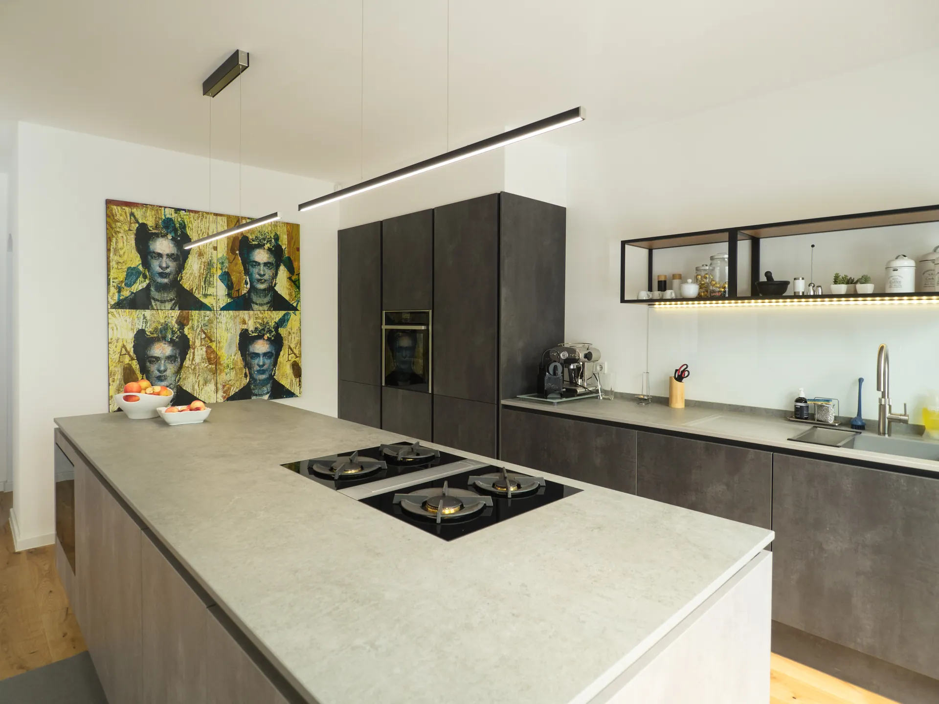 Designküche in Betonoptik – Zweifarbige grifflose Küche mit Keramik