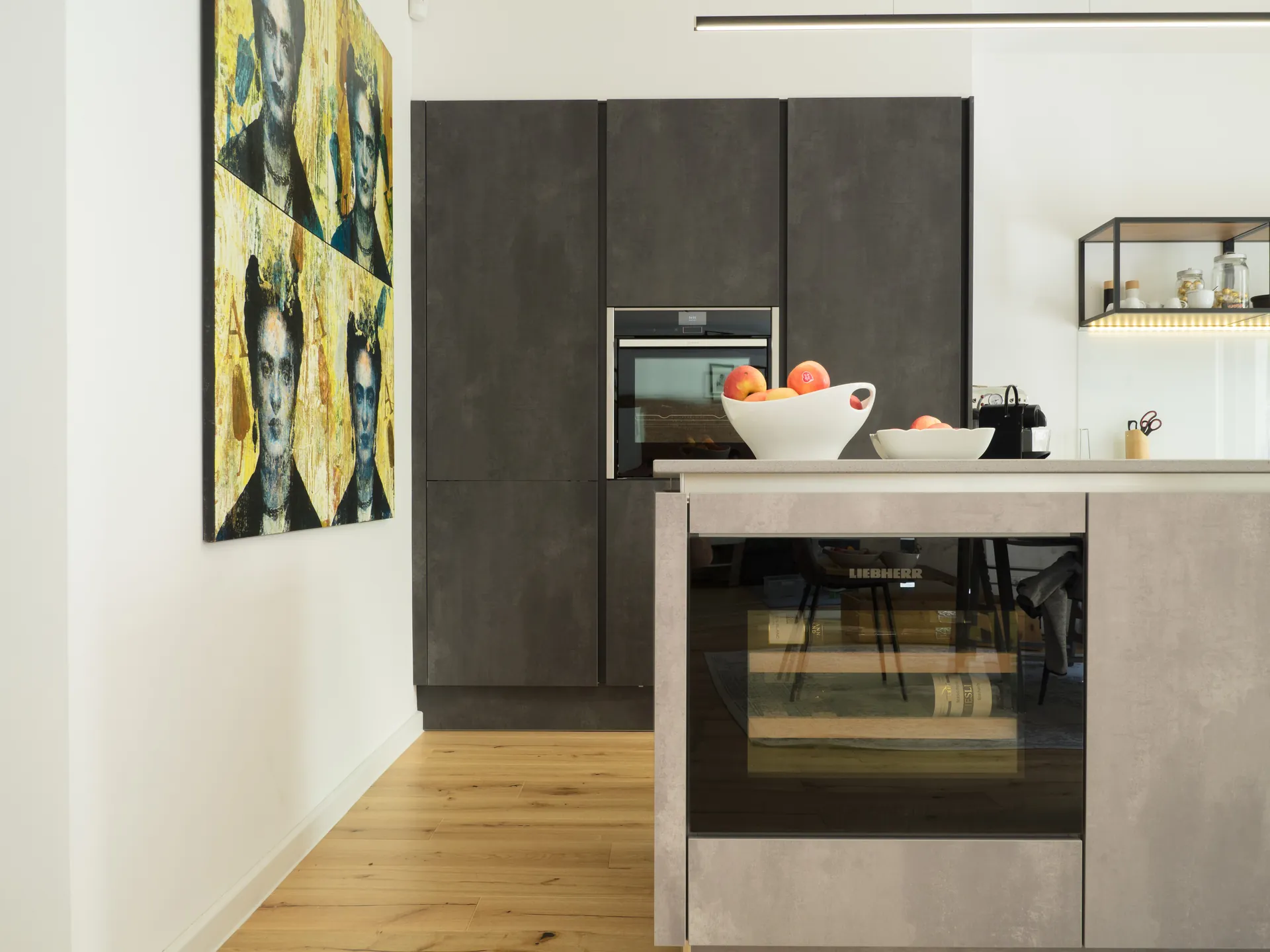 Designküche in Betonoptik – Zweifarbige grifflose Küche mit Keramik