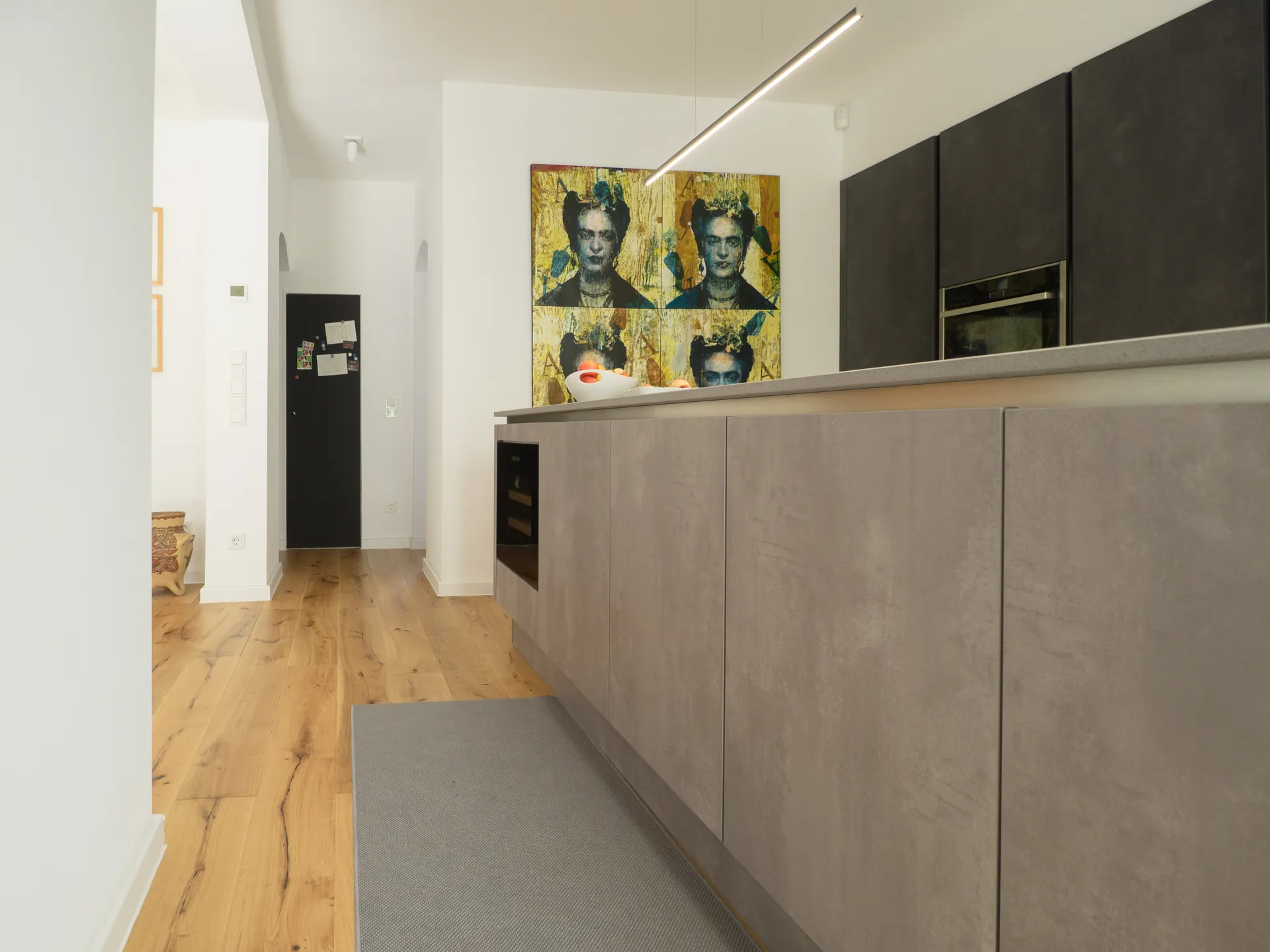 Designküche in Betonoptik – Zweifarbige grifflose Küche mit Keramik
