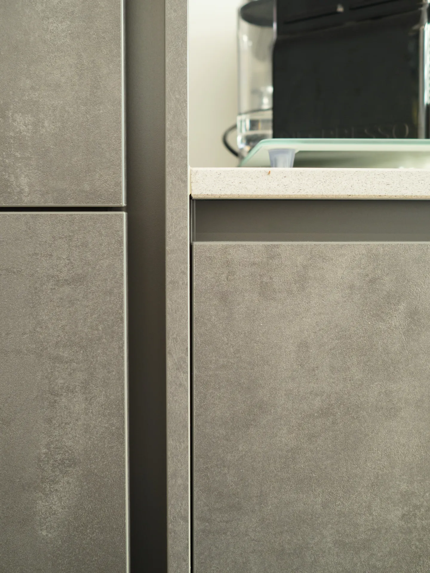 Designküche in Betonoptik – Zweifarbige grifflose Küche mit Keramik