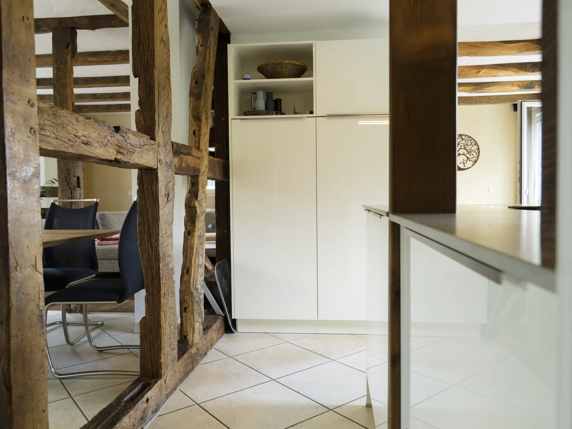 Landhausküche – Küche im Fachwerkhaus in Weiß Hochglanz